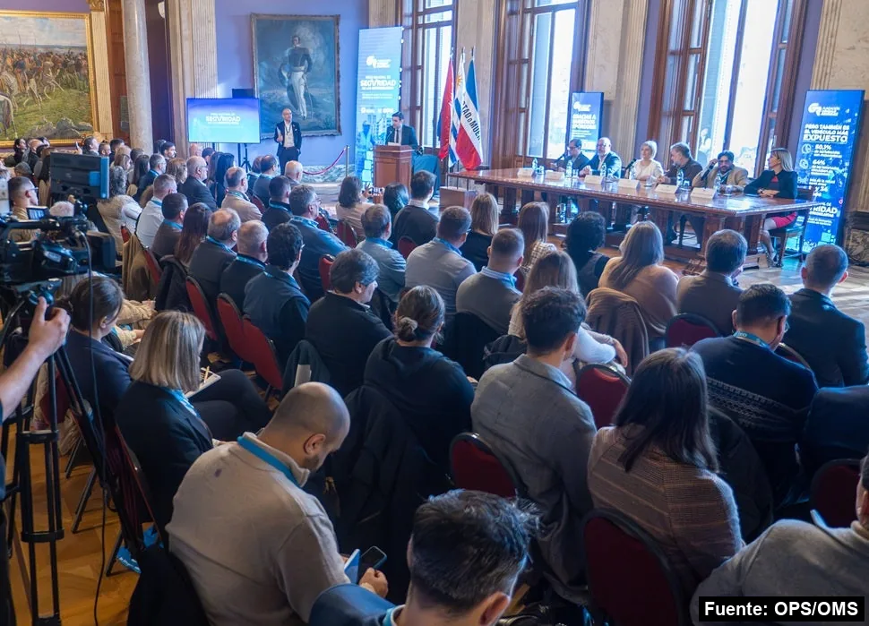 Público sentado frente a la mesa de expositores del Foro Nacional de Seguridad de los Motociclistas, en una sala del Palacio Legislativo