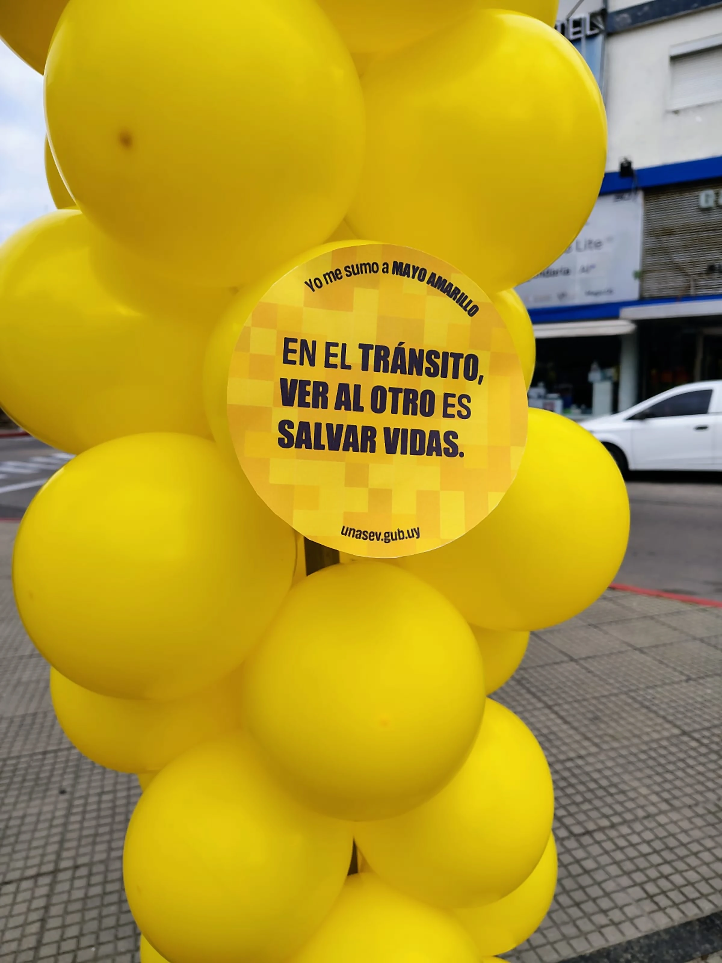 globos-consigna-mayo-amarillo-plaza-san-fernando-maldonado-2026
