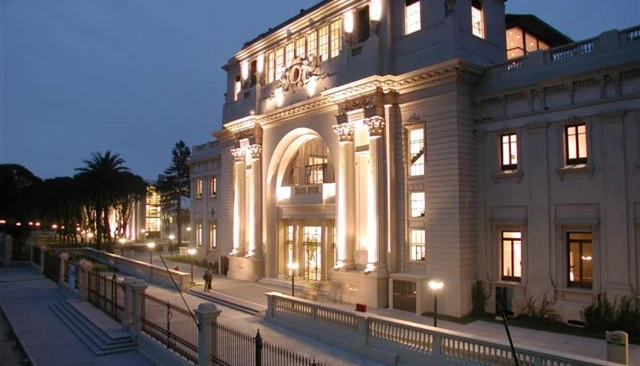 Fachada iluminada del Hipódromo Nacional de Maroñas