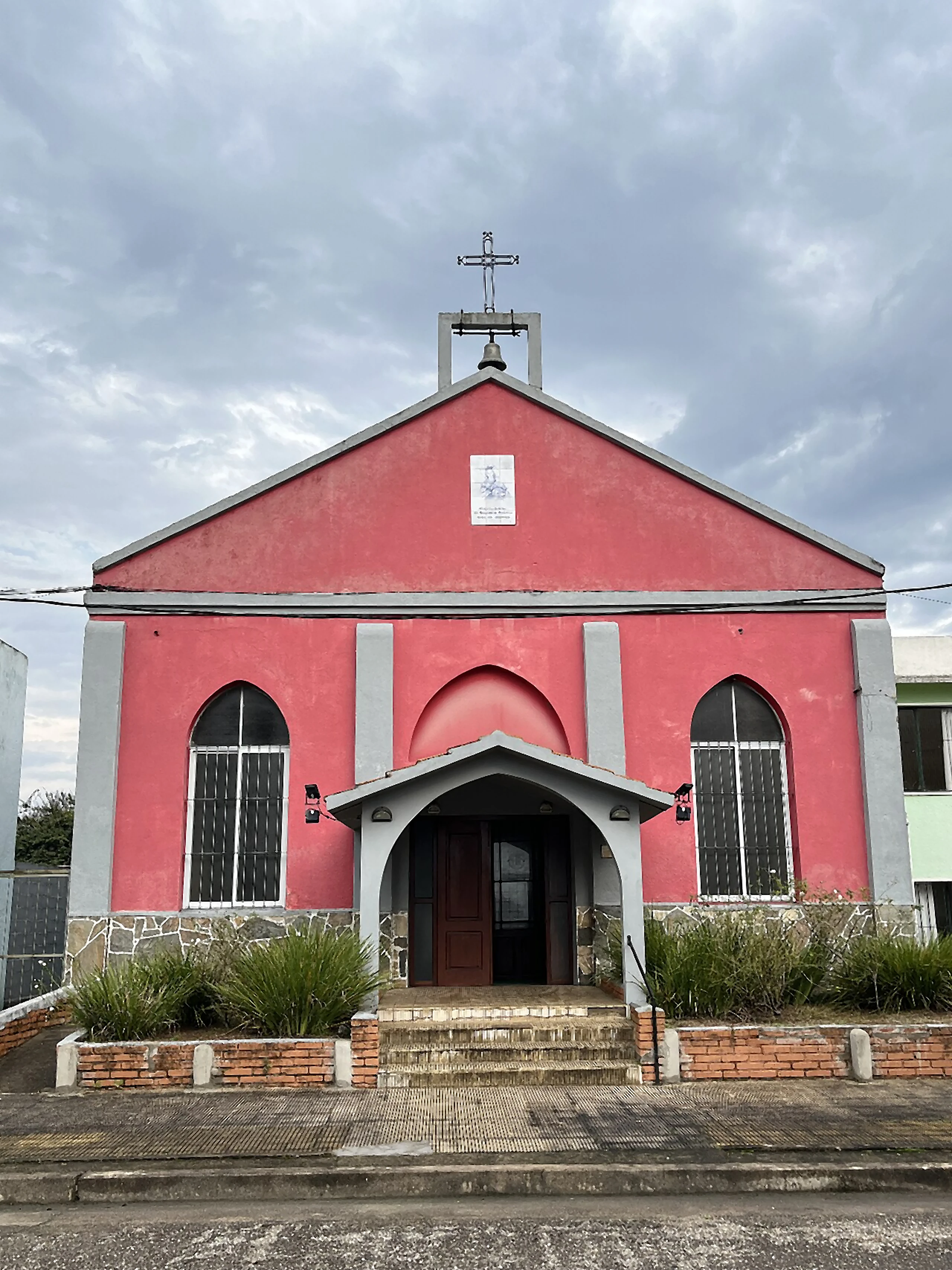 Parroquia Nuestra Señora de Pompeya frente a la plaza de Mariscala