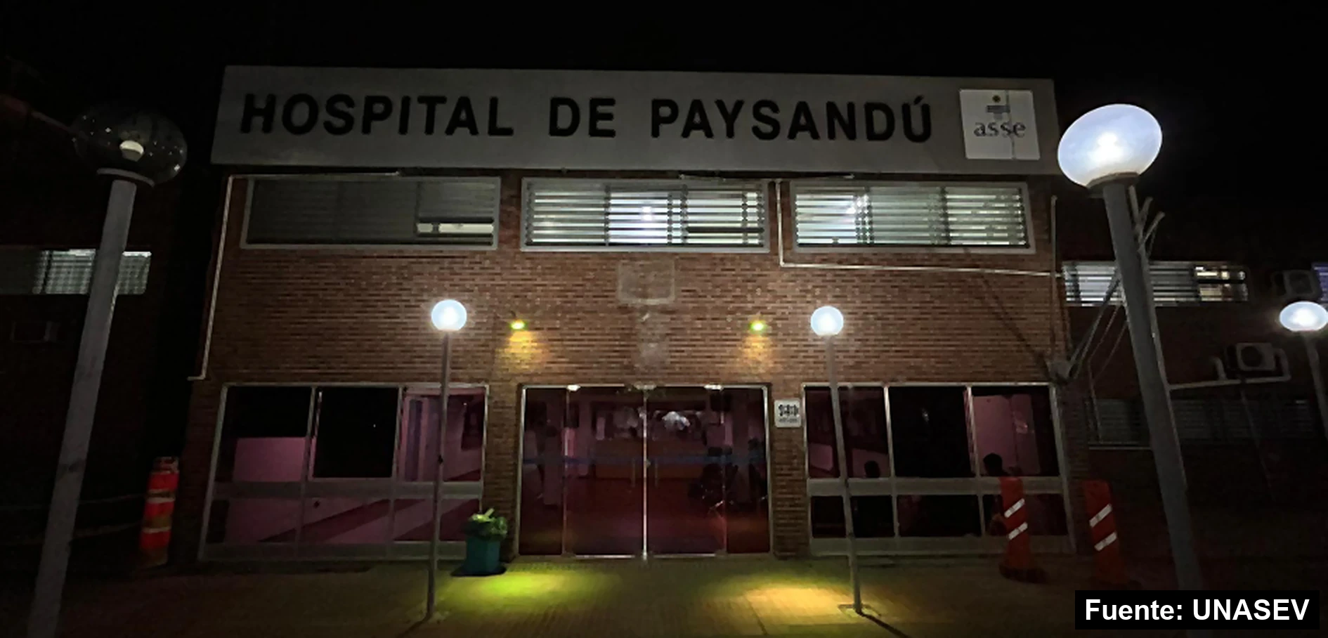 Mayo Amarillo en Paysandú (ciudad) 7 Fachada del hospital iluminada de amarillo, mayo de 2025