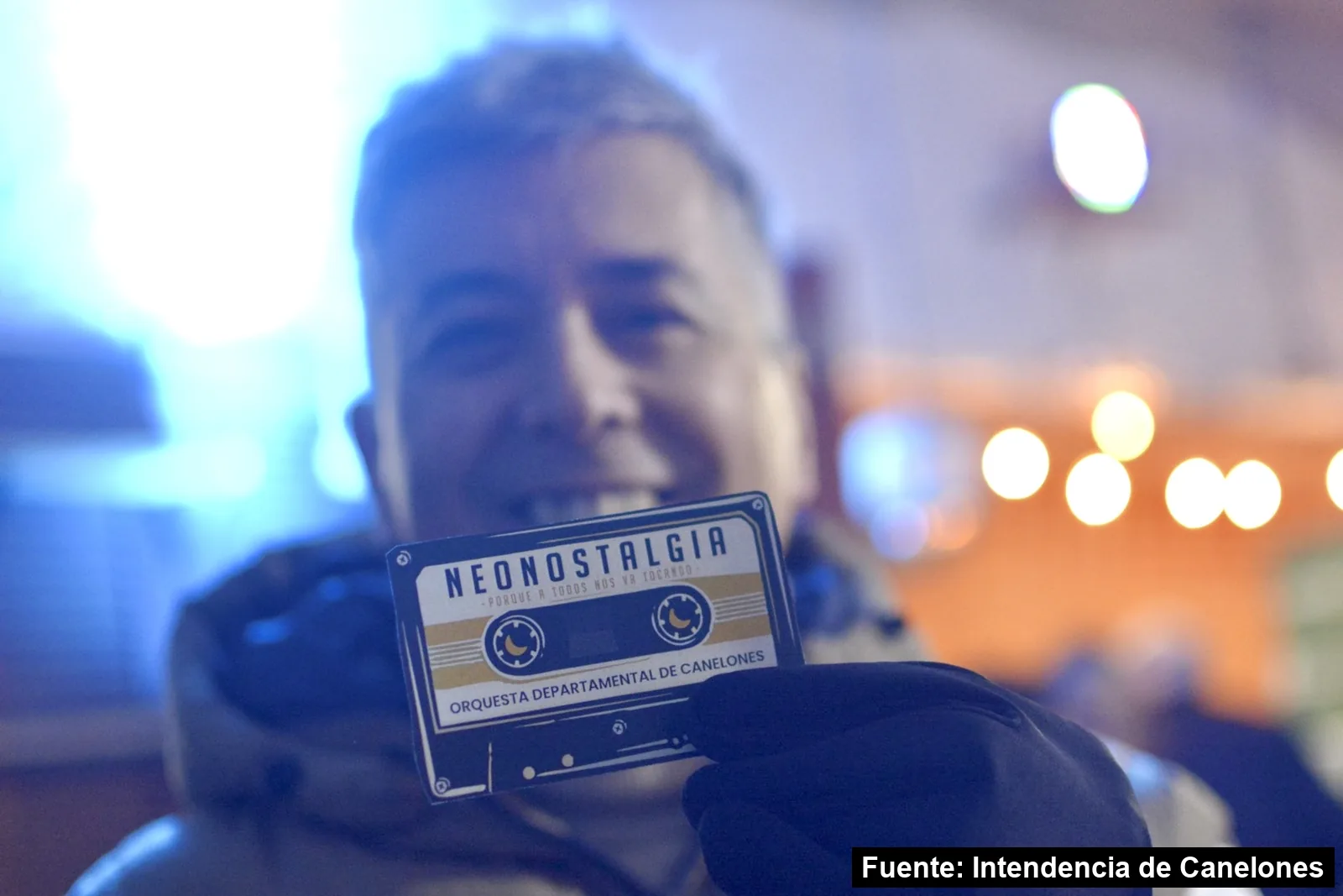 Mayo Amarillo en Parque del Plata 4 Un asistente muestra el impreso con forma de casete de Neonostalgia que invita a no manejar después de beber