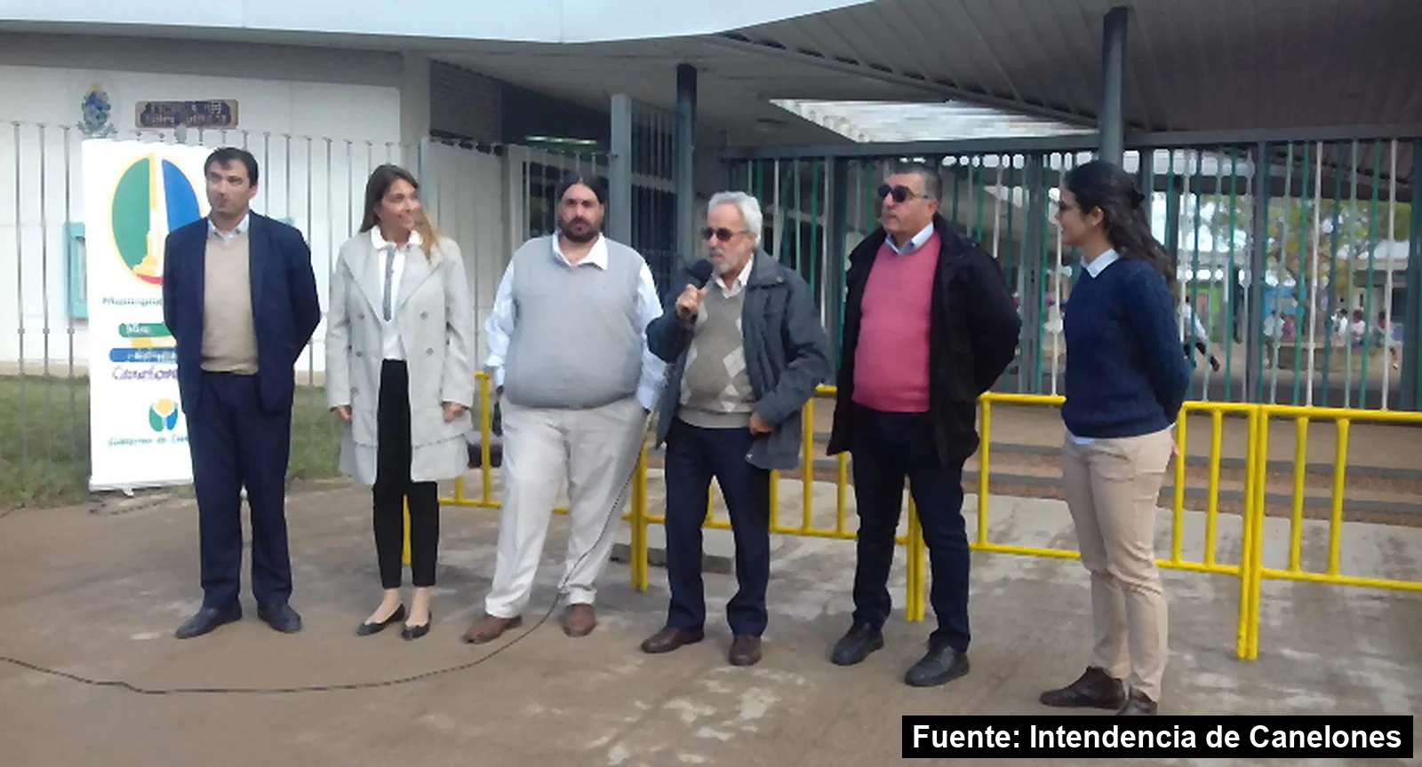Inauguración de las obras del entorno de la Escuela 188 de La Paz, con vallas amarillas frente a la entrada