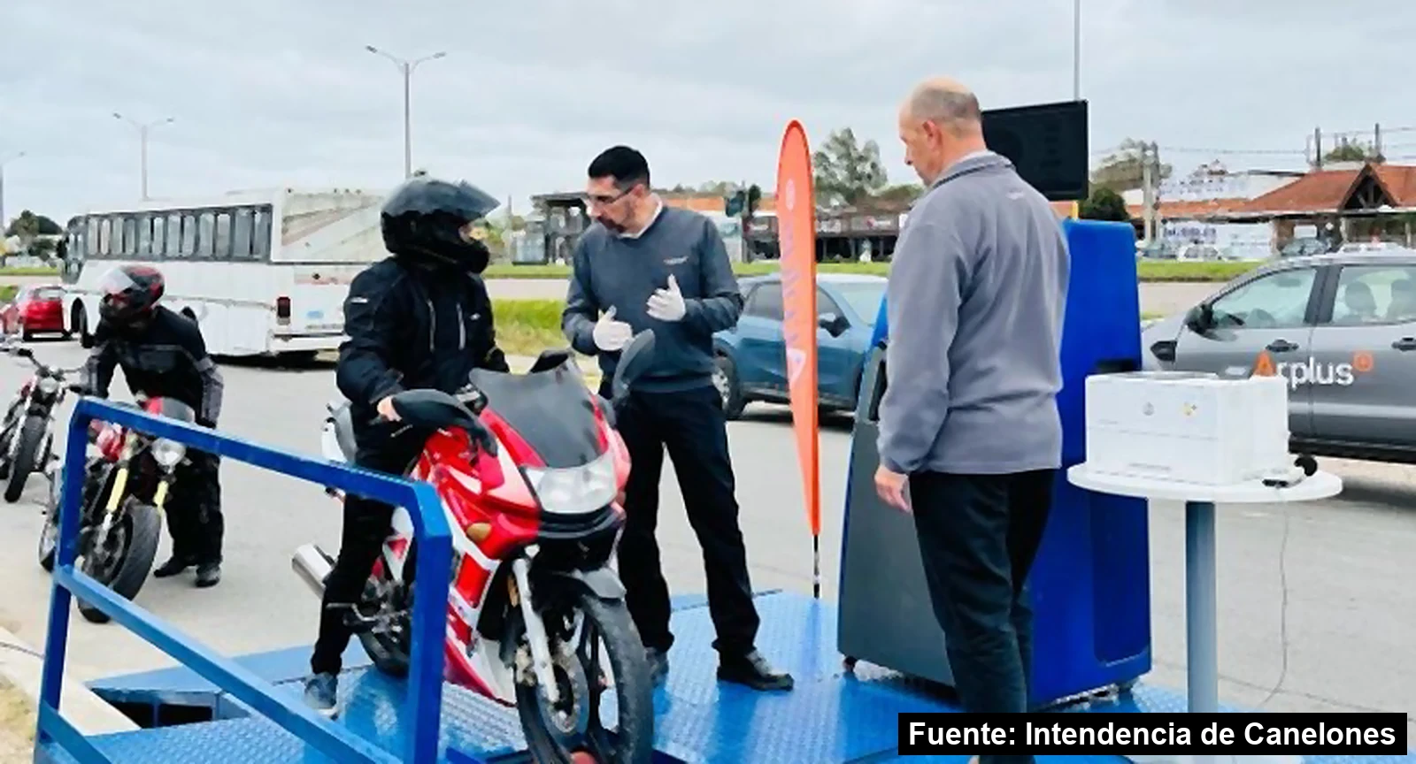 Mayo Amarillo en Ciudad de la Costa 4 Técnico revisa una moto en la plataforma de inspección gratuita de Mayo Amarillo en Bike Up, Ciudad de la Costa