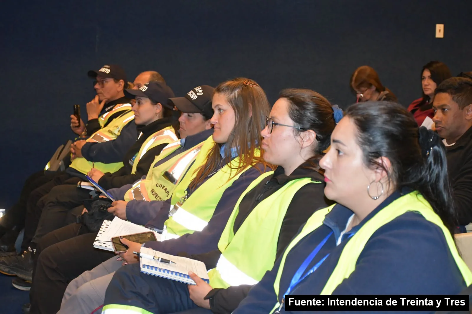 Mayo Amarillo en Treinta y Tres 6 Inspectoras e inspectores de tránsito de Treinta y Tres, con chalecos amarillos, toman notas durante la capacitación