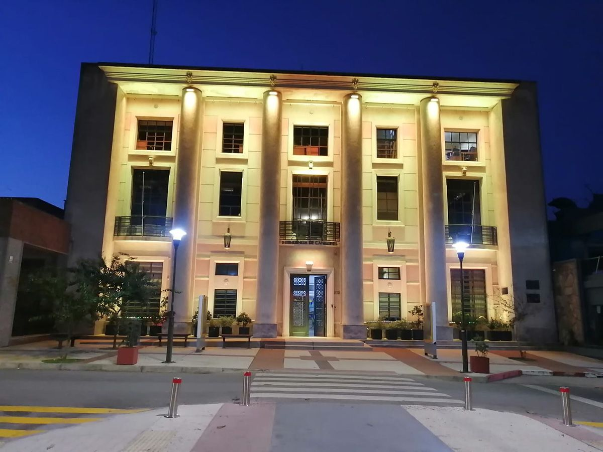 Fachada del edificio de la Intendencia de Canelones iluminada de noche por Mayo Amarillo