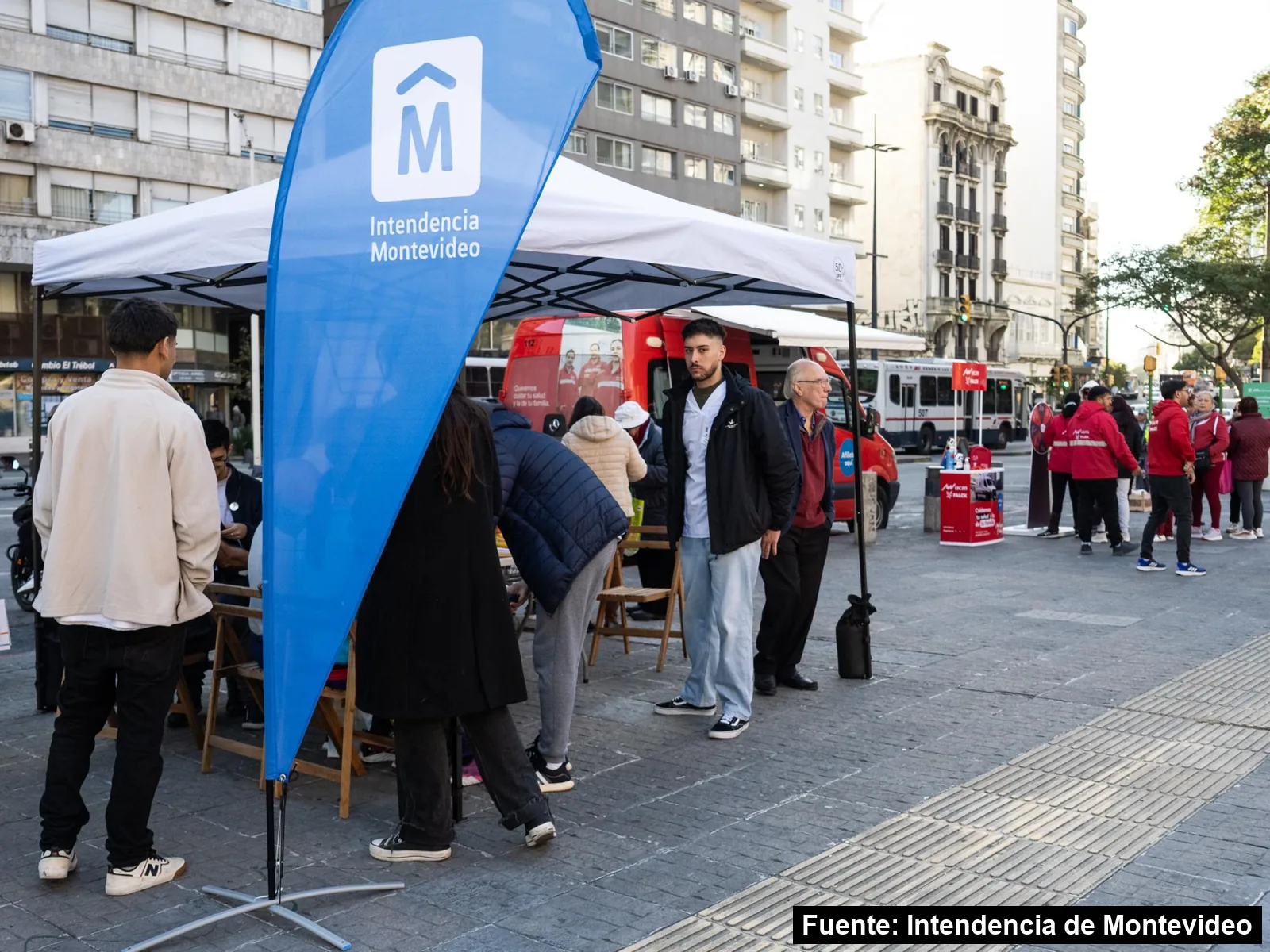 Mayo Amarillo en Montevideo 28 Carpa y bandera de la Intendencia de Montevideo con personas que se acercan a los puestos en la explanada sobre 18 de Julio