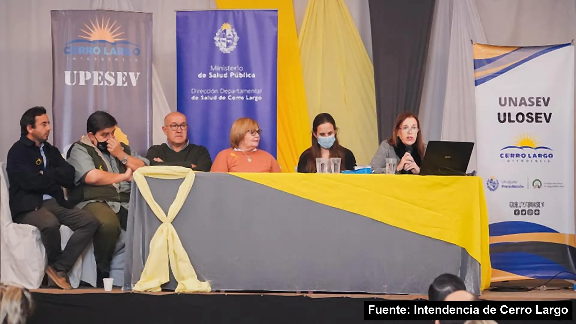 Mayo Amarillo en Melo 5 Mesa de la Intendencia, Salud Pública y UNASEV con la Unidad Local de Seguridad Vial en las jornadas de mayo de 2022 en Cerro Largo