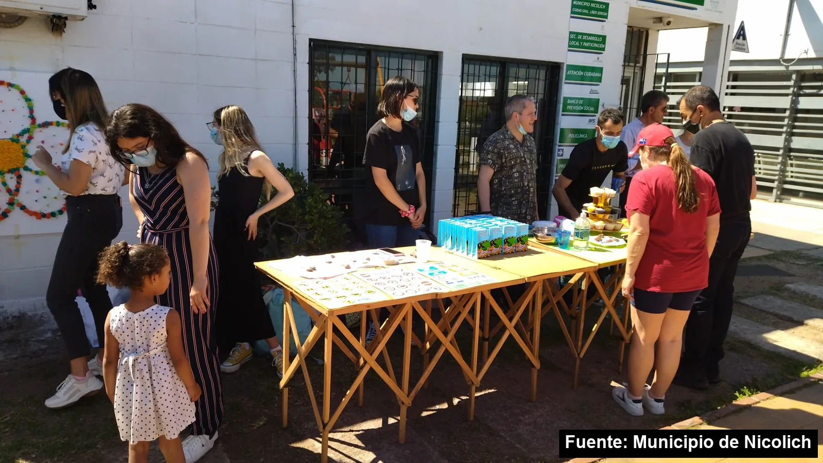 Mayo Amarillo en Colonia Nicolich 8 Mesas con juegos sobre señales de tránsito frente al Centro Cívico Nicolich