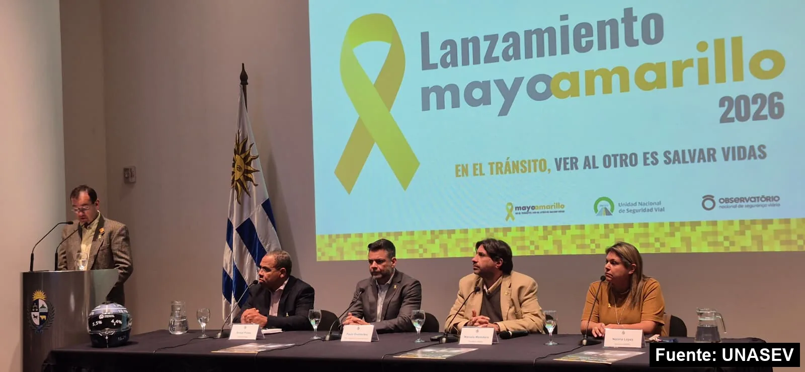 Mayo Amarillo en Montevideo 24 Mesa de apertura del lanzamiento de Mayo Amarillo frente a la pantalla con el lema del año en la Torre Ejecutiva