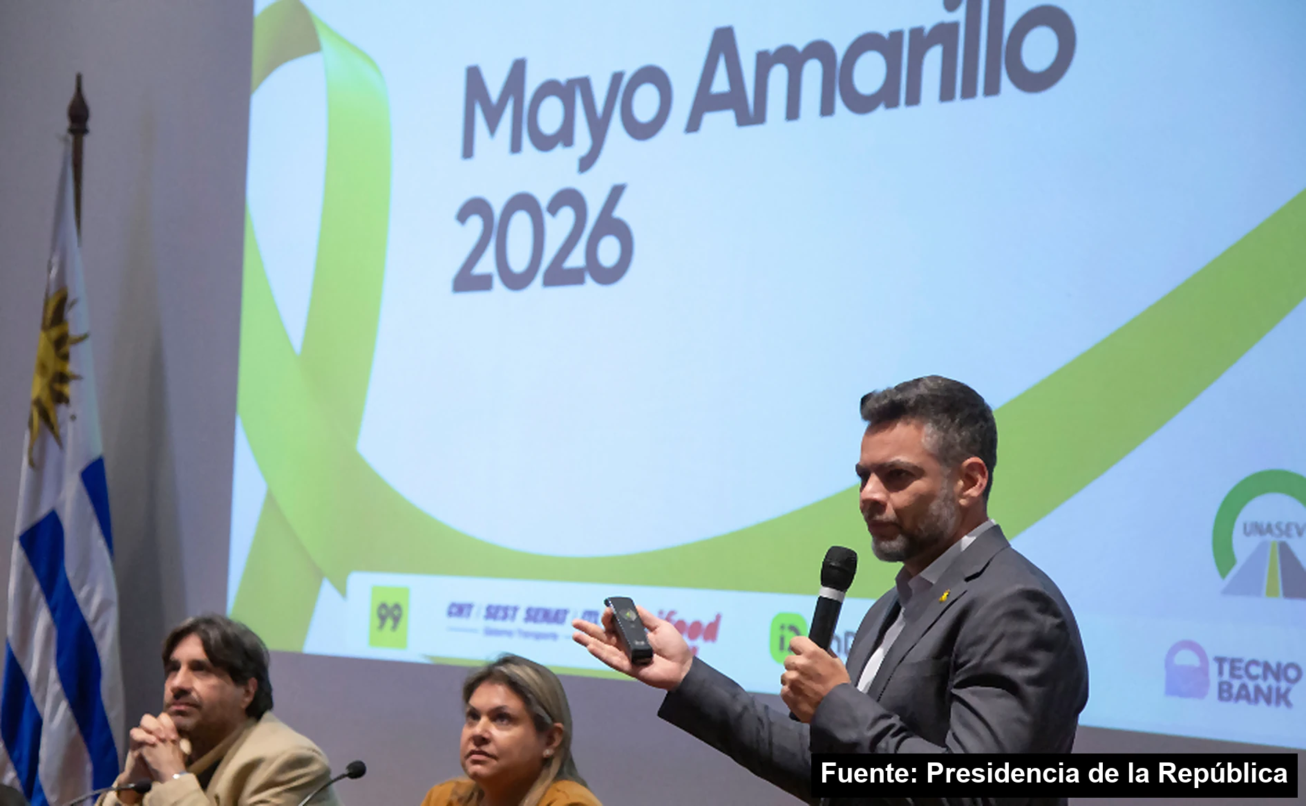 Mayo Amarillo en Municipio B de Montevideo 2 Participantes adultos en el lanzamiento internacional de Mayo Amarillo 2026 en Torre Ejecutiva
