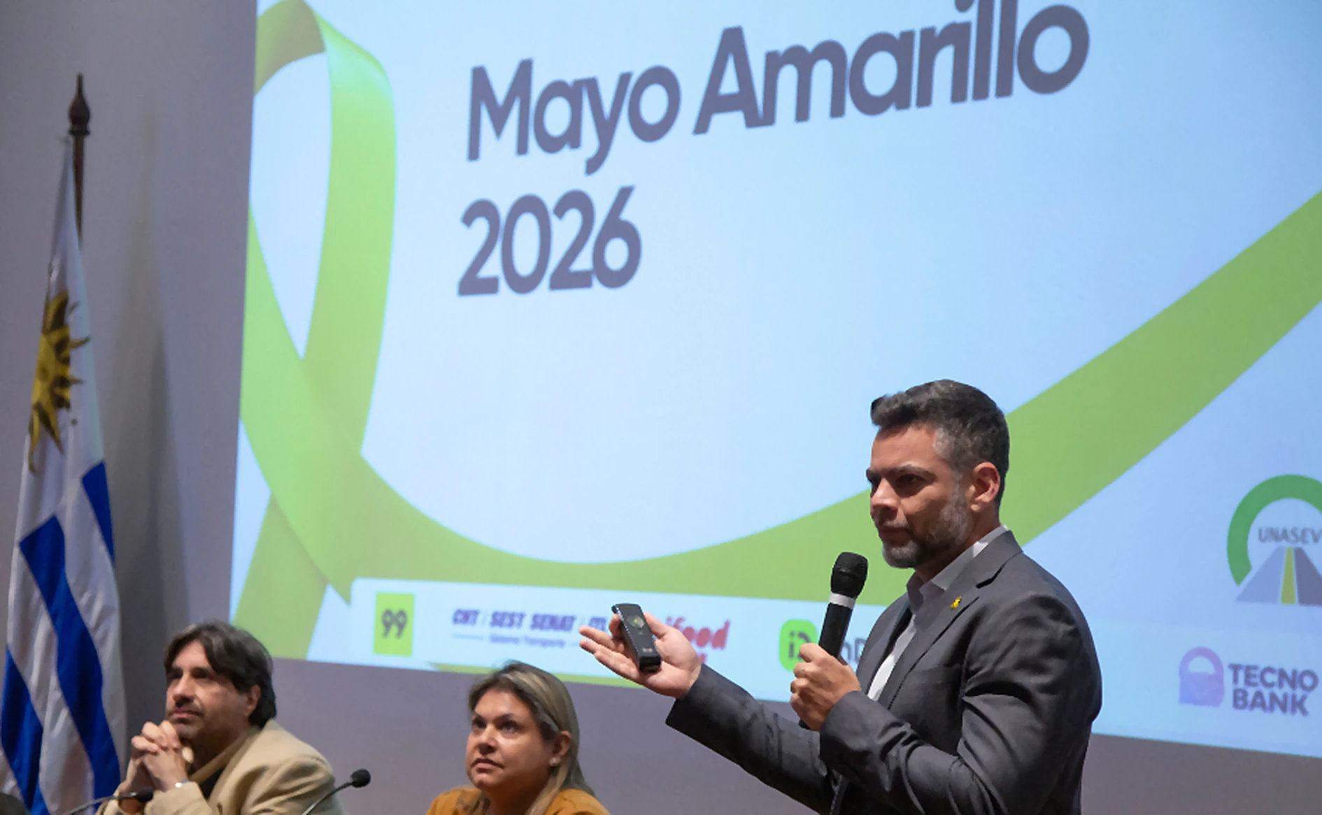 Mayo Amarillo en Municipio B de Montevideo 1 Participantes adultos en el lanzamiento internacional de Mayo Amarillo 2026 en Torre Ejecutiva