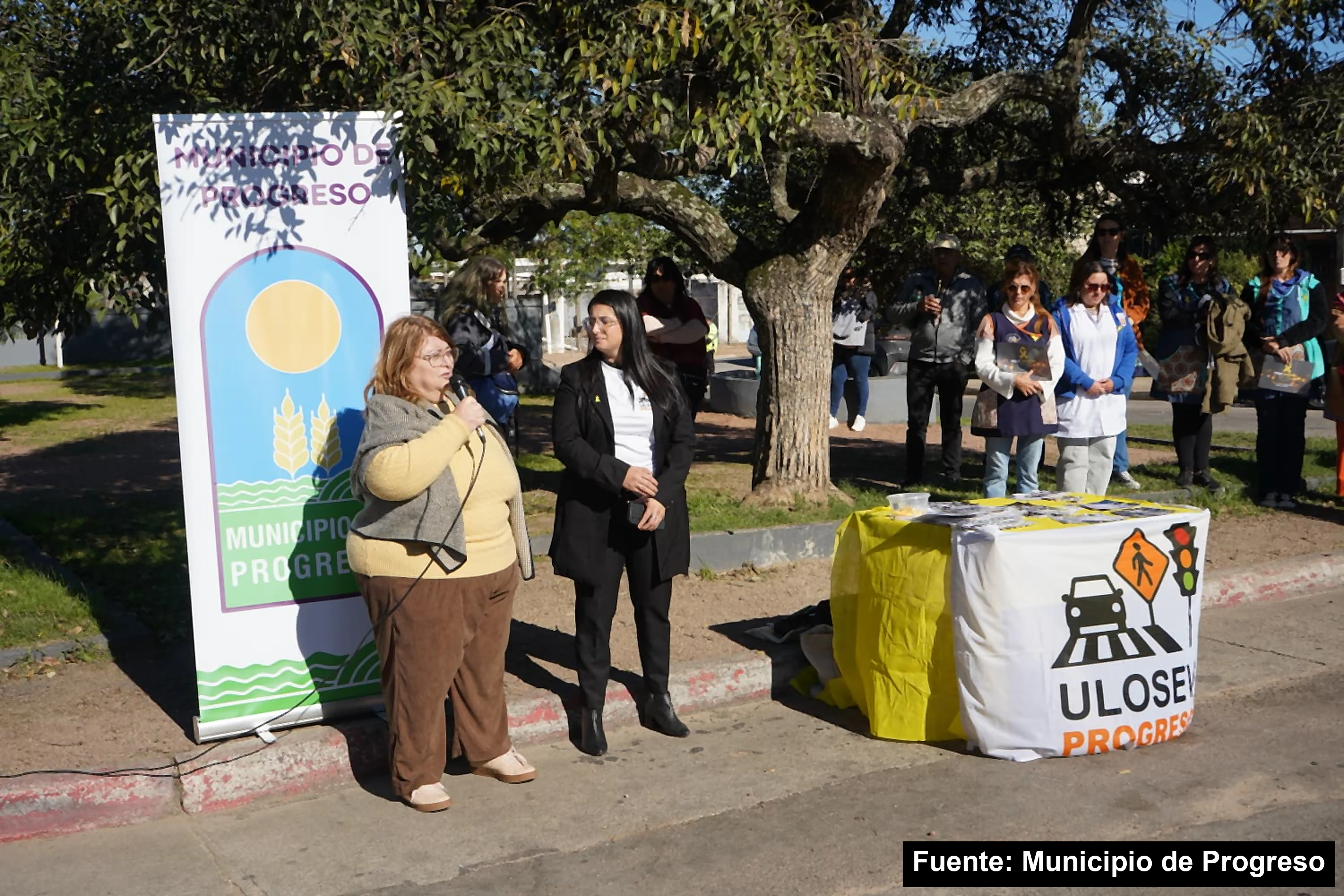 Lanzamiento de Mayo Amarillo en Progreso con el estandarte del Municipio y la mesa de la ULOSEV