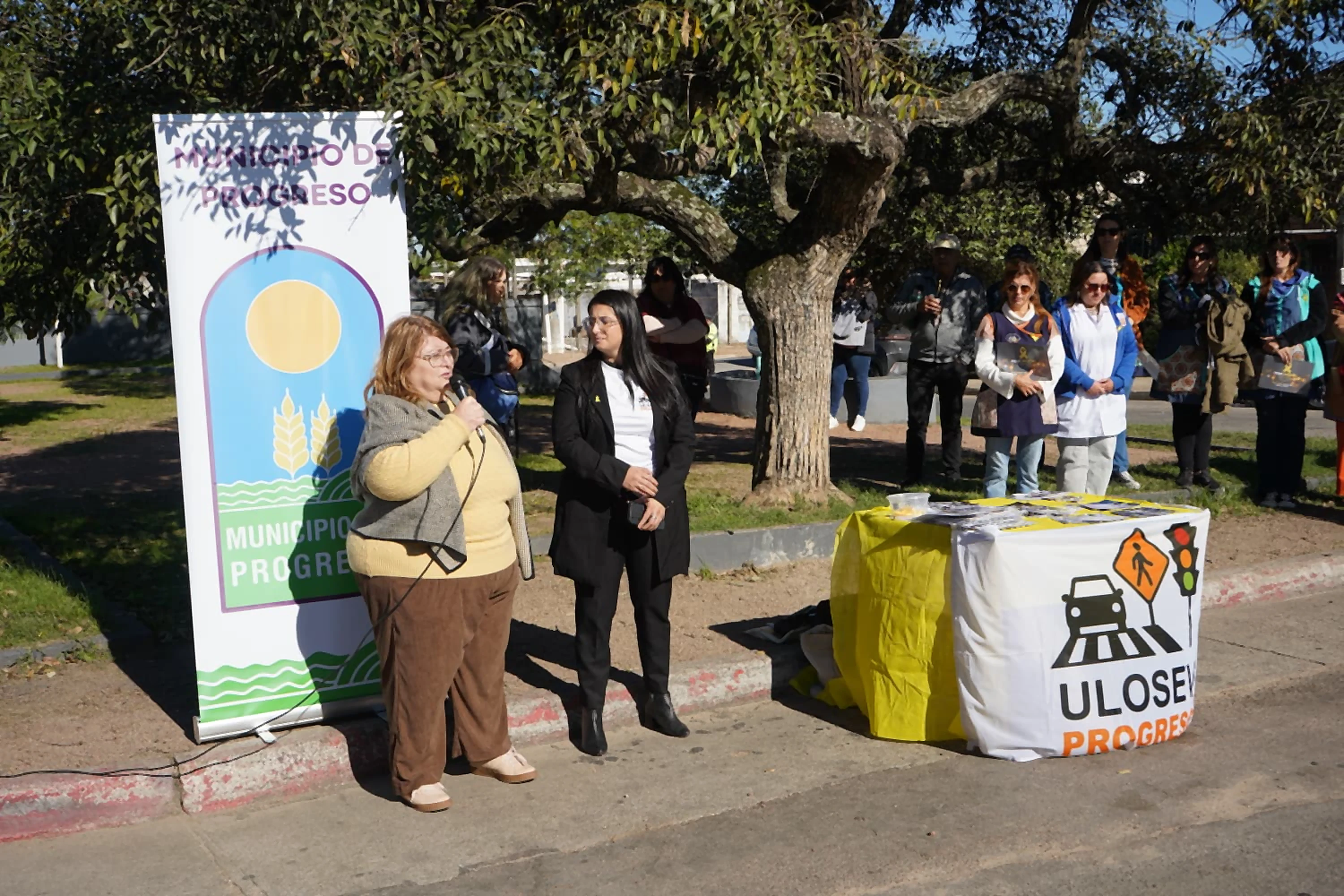 Mayo Amarillo en Progreso 1 Lanzamiento de Mayo Amarillo con la mesa de la ULOSEV y el estandarte del Municipio de Progreso, Canelones