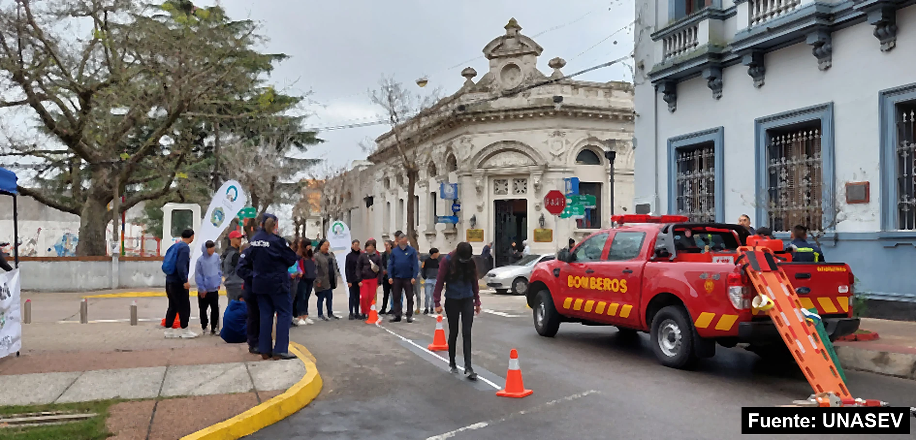Mayo Amarillo en Ciudad de Canelones 5 Estudiante con lentes simuladores camina sobre una línea entre conos junto a la plaza 18 de Julio de Canelones