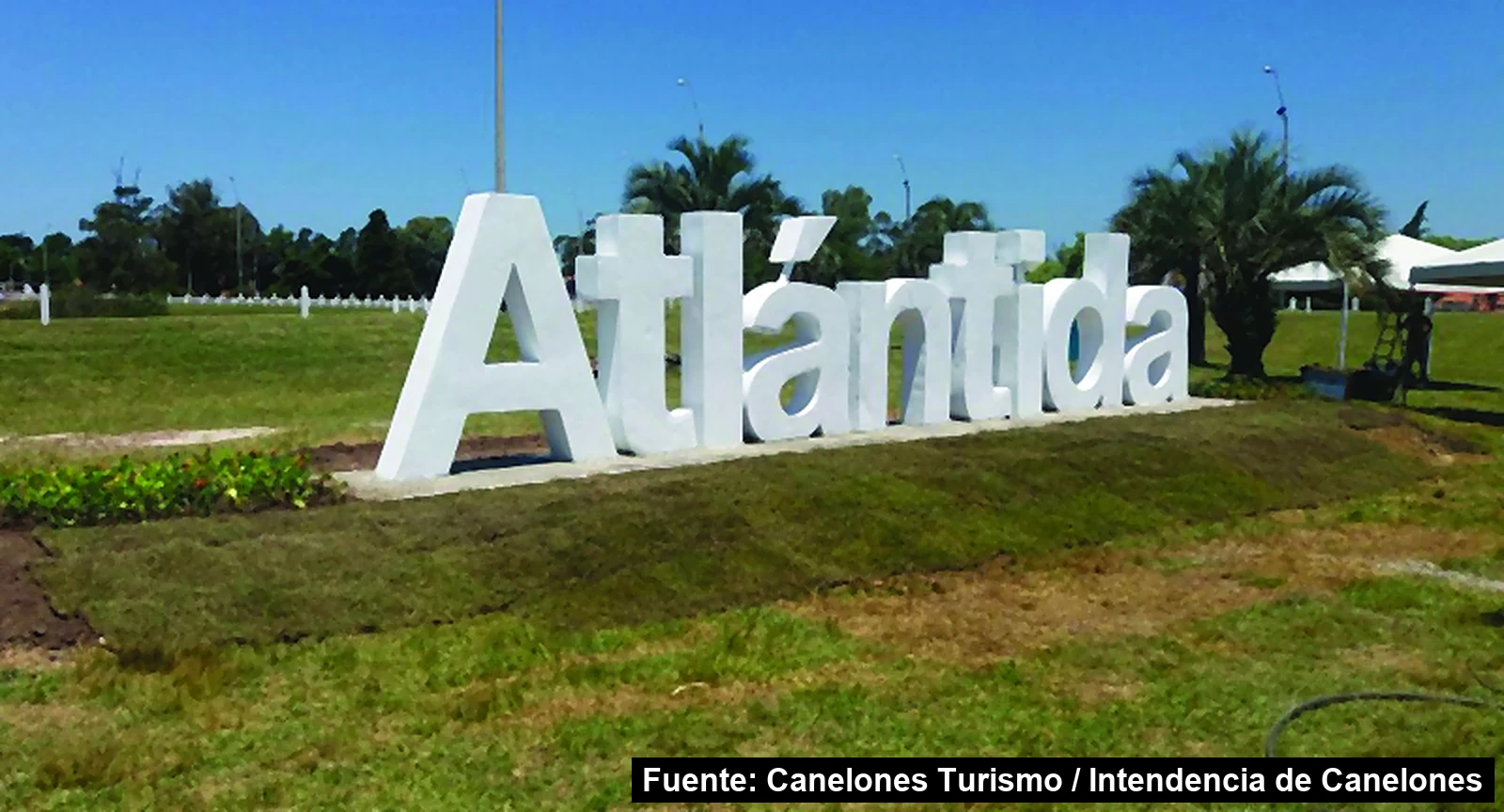 Letras corpóreas de Atlántida en el acceso a la ciudad