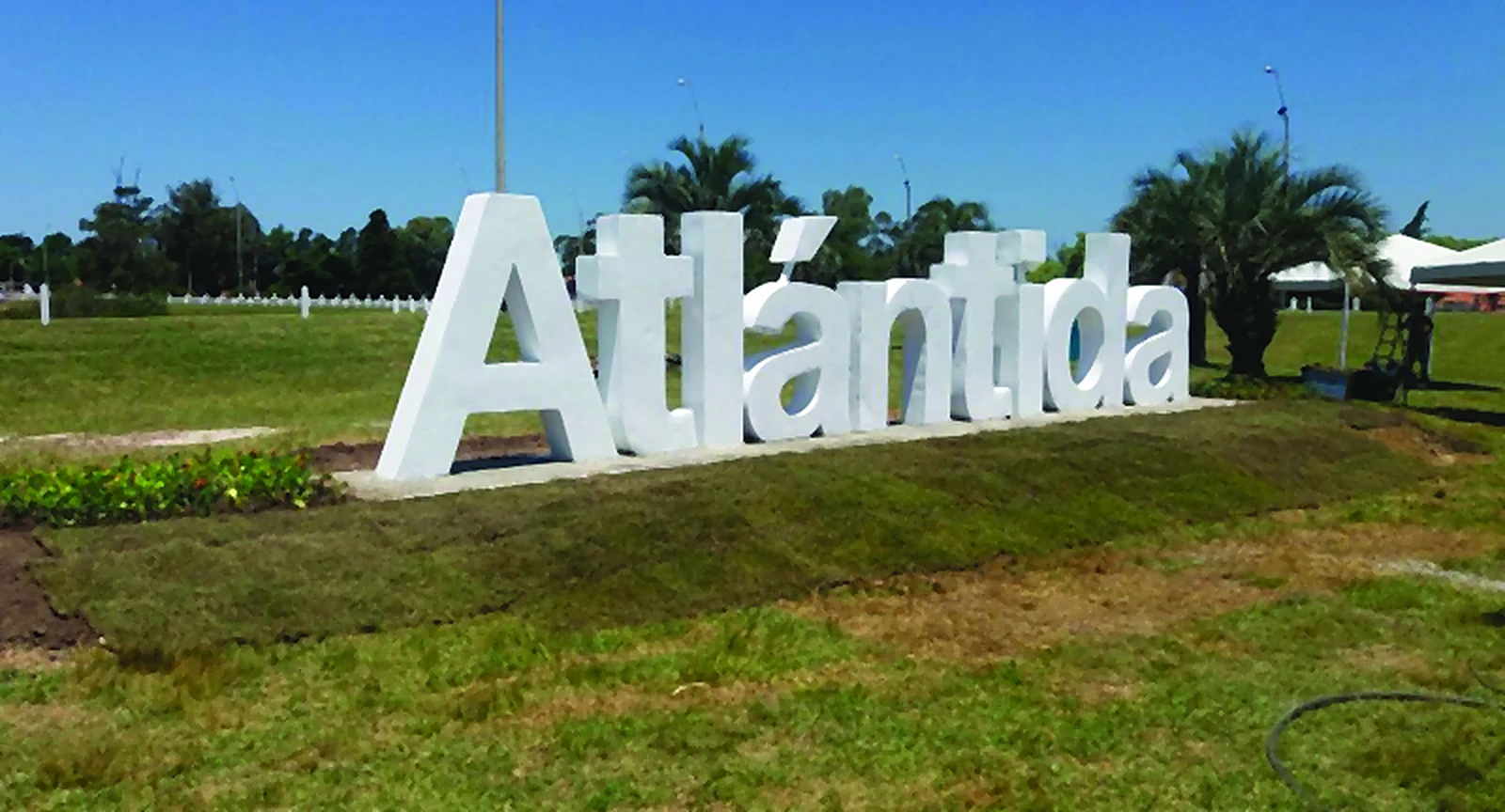 Mayo Amarillo en Atlántida 1 Letras corpóreas de Atlántida en el acceso a la ciudad