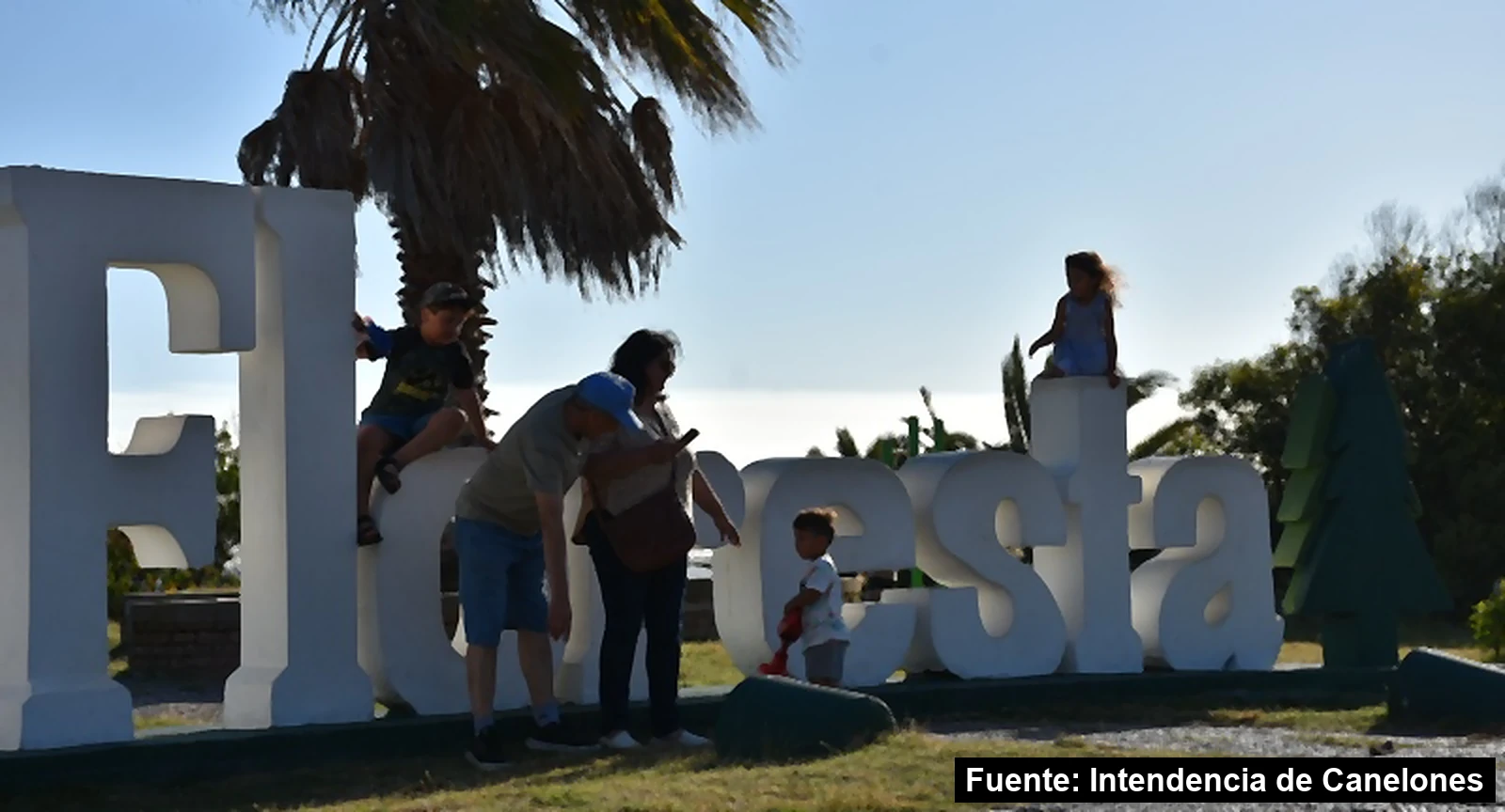 Letras corpóreas de La Floresta con vecinos en su entorno