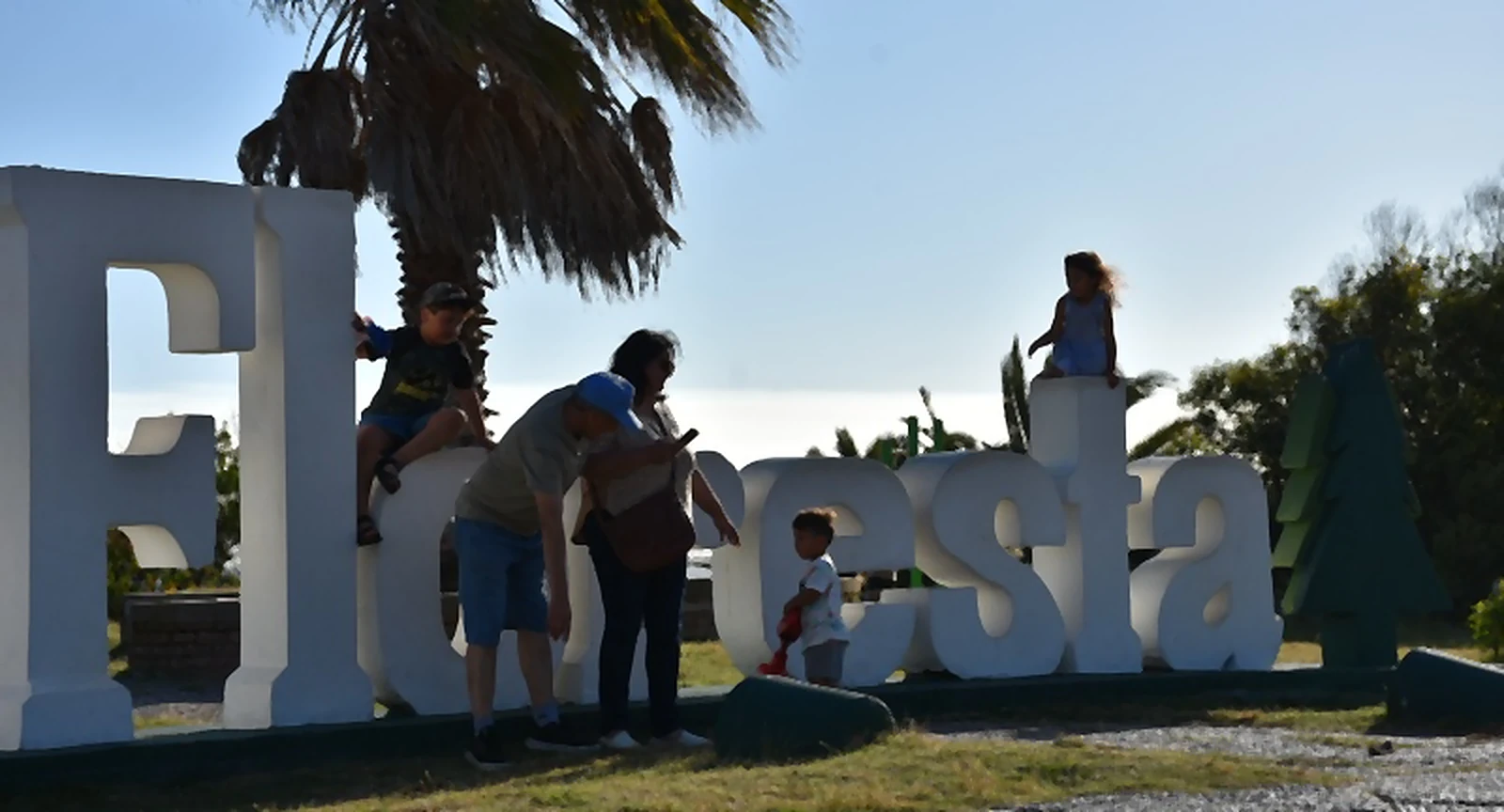 Letras corpóreas de La Floresta con vecinos en su entorno