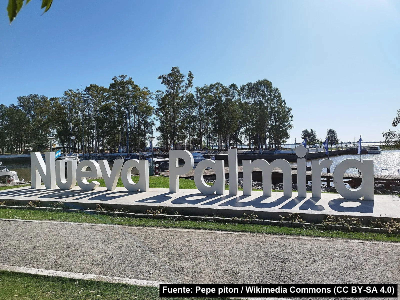 Letras de Nueva Palmira frente a la dársena, abr-2023