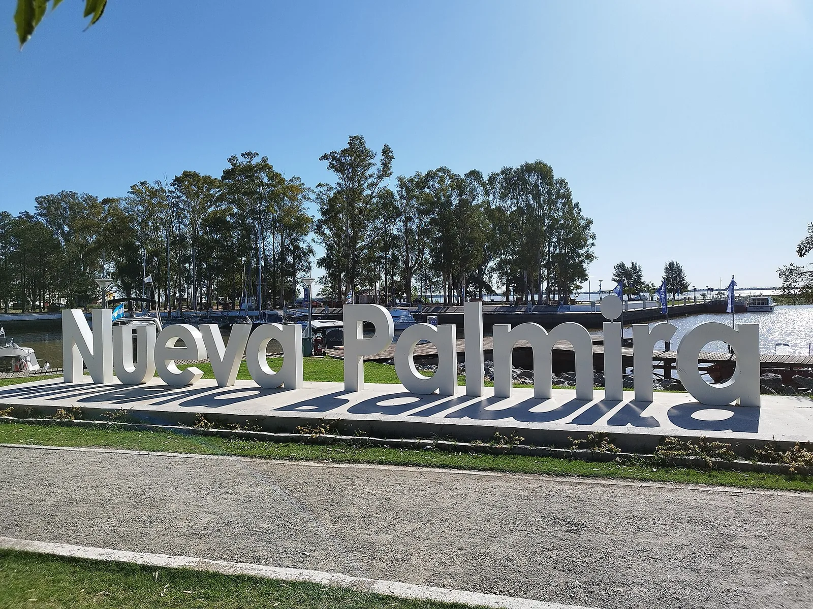 Letras de Nueva Palmira frente a la dársena, abr-2023
