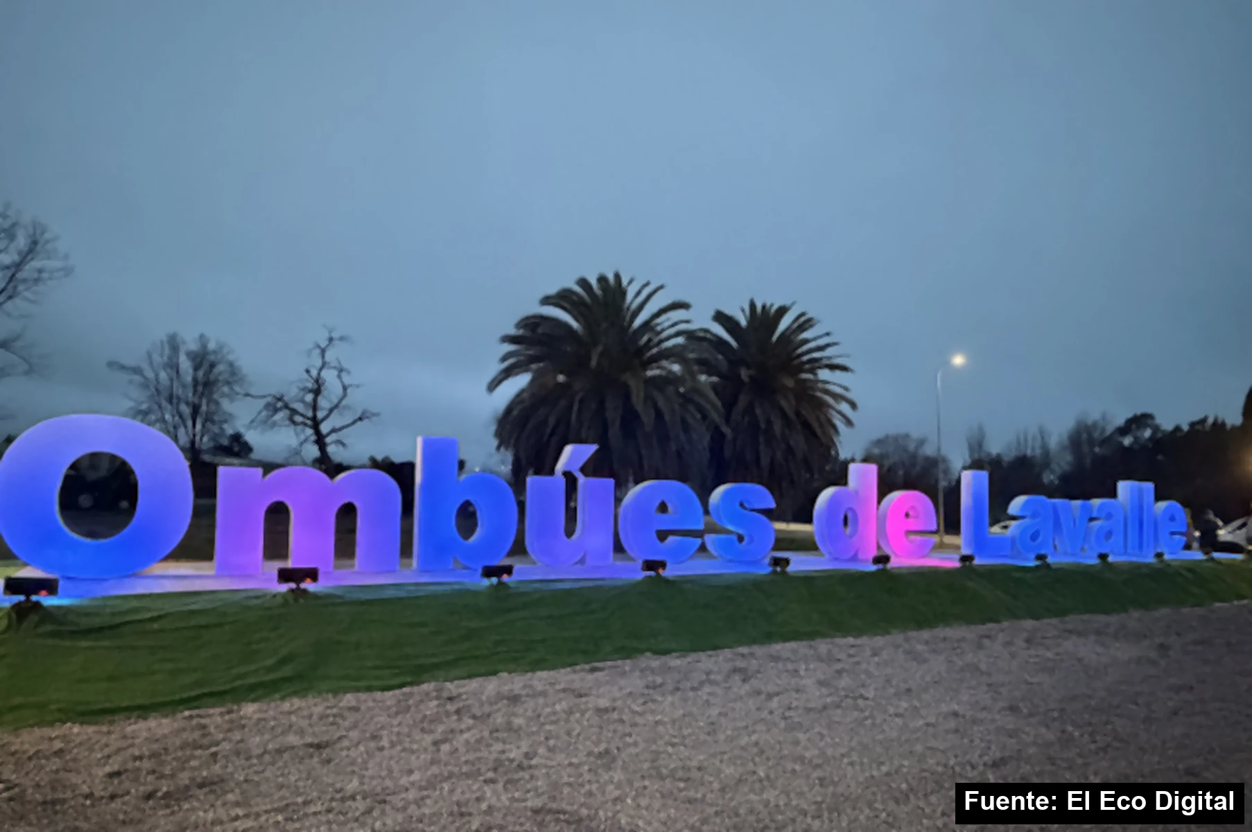 Mayo Amarillo en Ombúes de Lavalle 2 Letras corpóreas iluminadas en el acceso a Ombúes de Lavalle, 2026.
