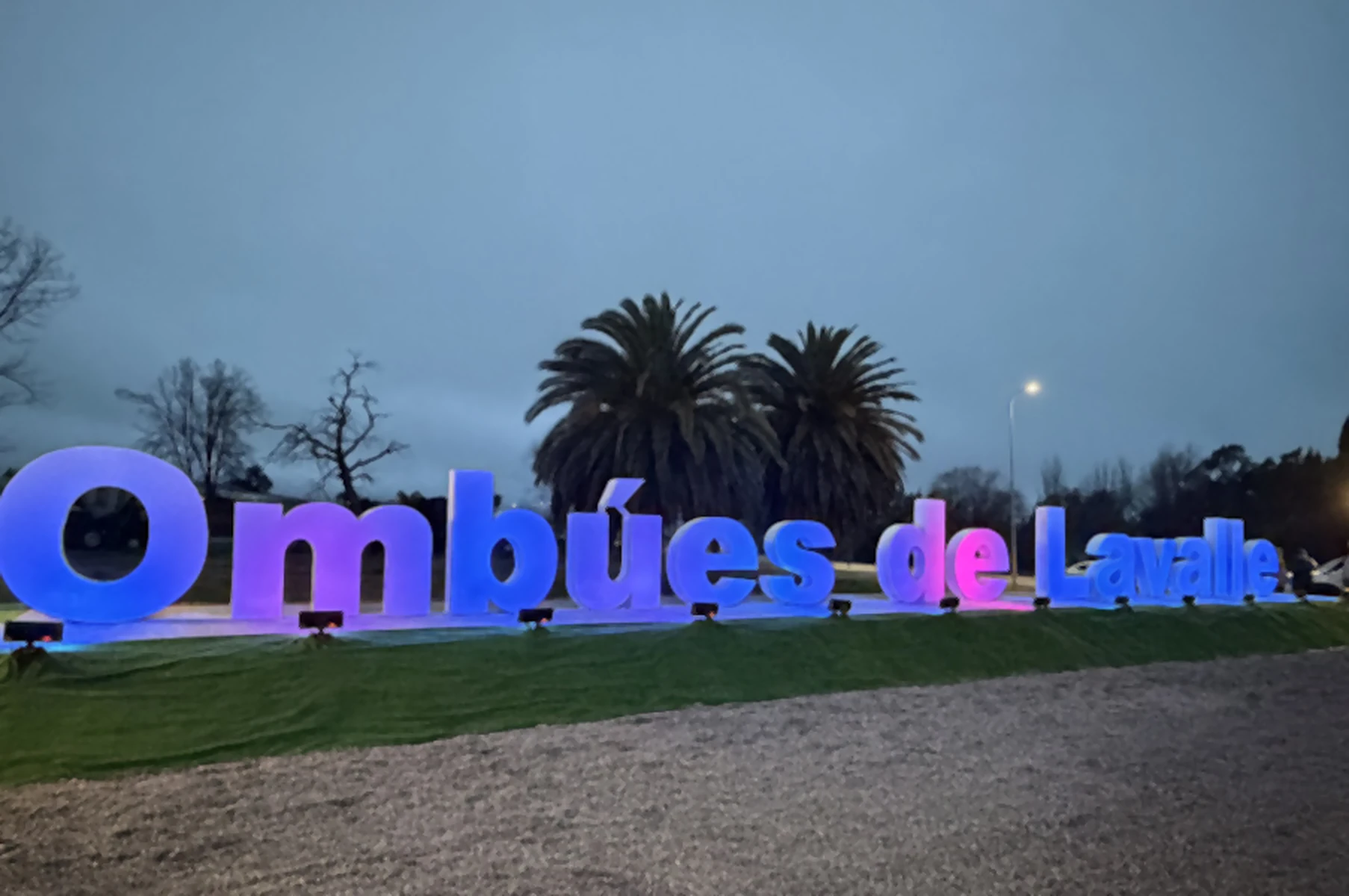 Letras corpóreas iluminadas en el acceso a Ombúes de Lavalle, 2026.
