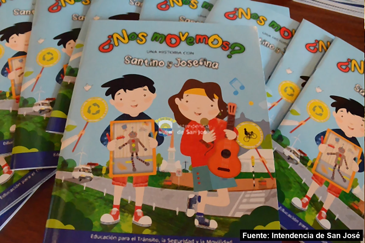Mayo Amarillo en San José de Mayo 6 Ejemplares del libro ¿Nos movemos? Una historia con Santino y Josefina, presentado en el Teatro Macció en septiembre de 2023.