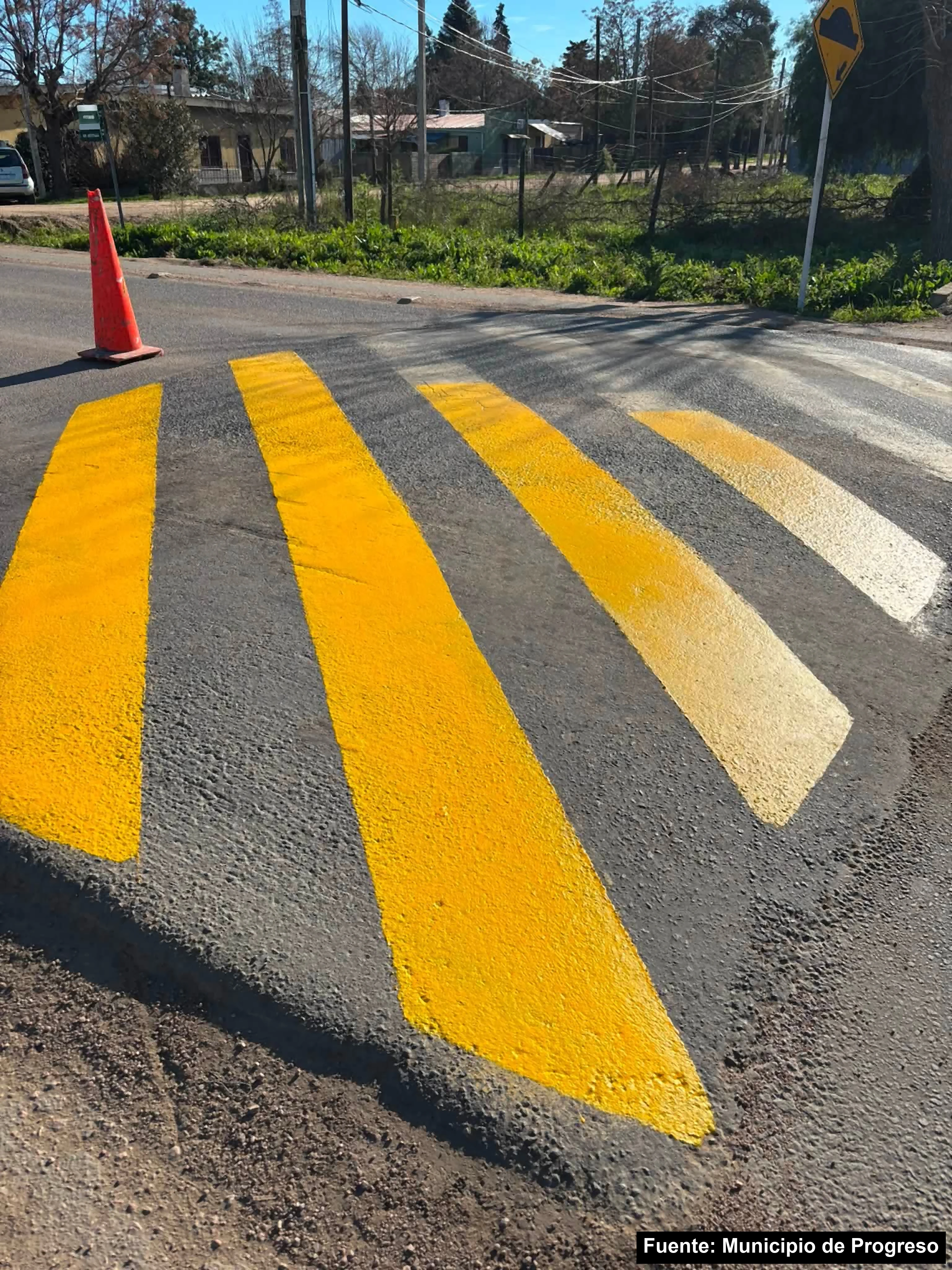 Lomada recién pintada de amarillo en una calle de Progreso, Canelones