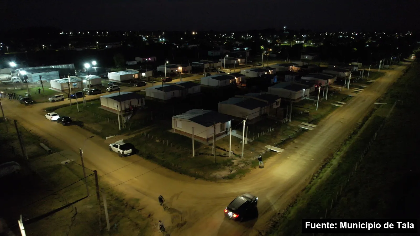 Vista nocturna desde lo alto del barrio MEVIR de Tala con las calles iluminadas por las nuevas luminarias