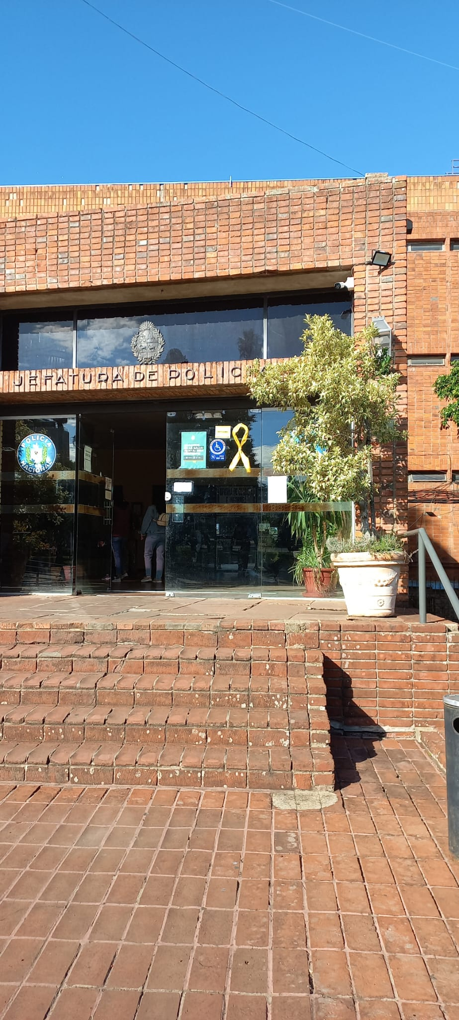 Lazo amarillo en la fachada de la Jefatura de Policía de Salto en 2023