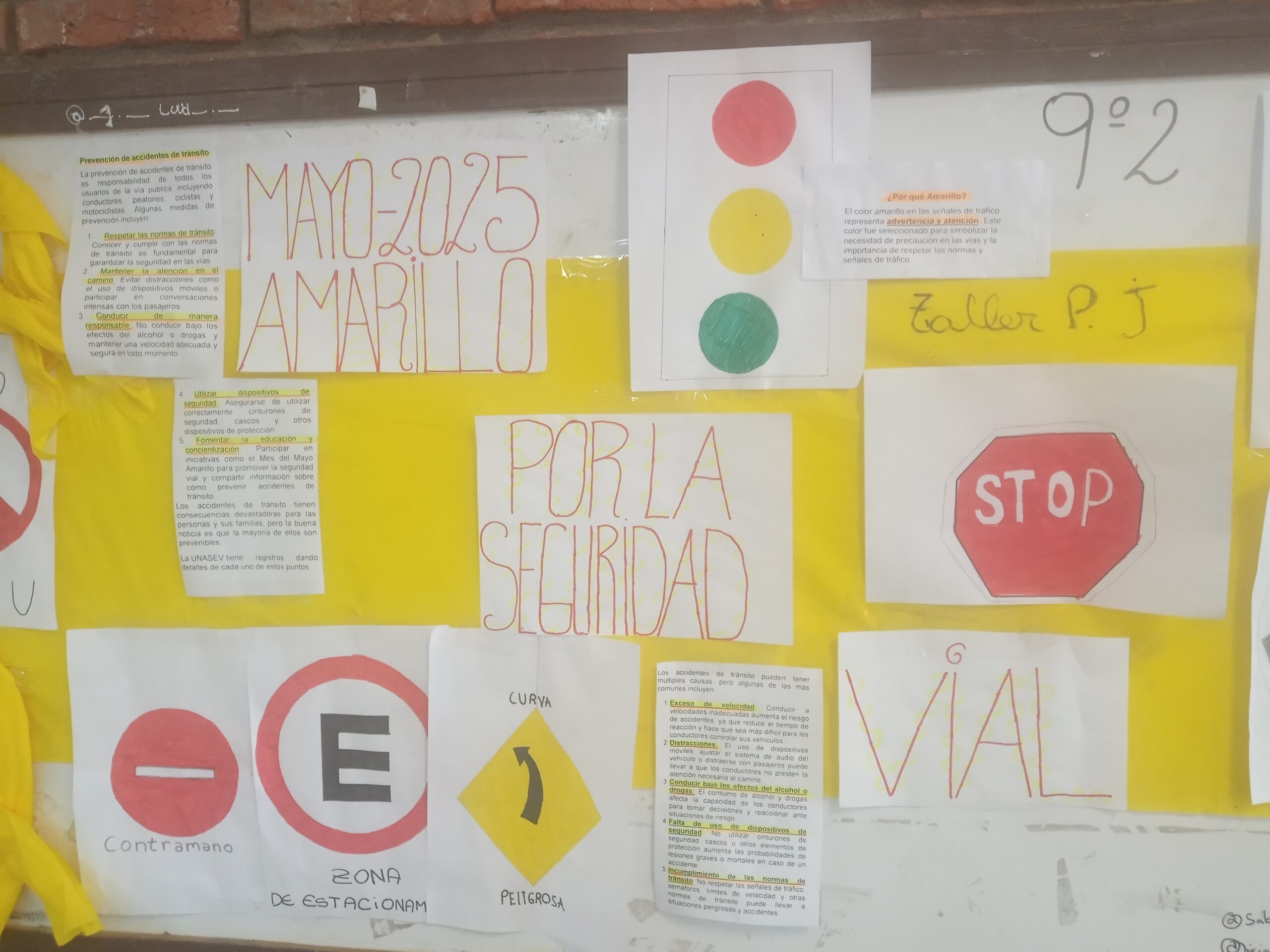 Cartelera de Mayo Amarillo 2025 con señales dibujadas a mano y un semáforo en el Liceo 3 de Shangrilá, Ciudad de la Costa, Canelones