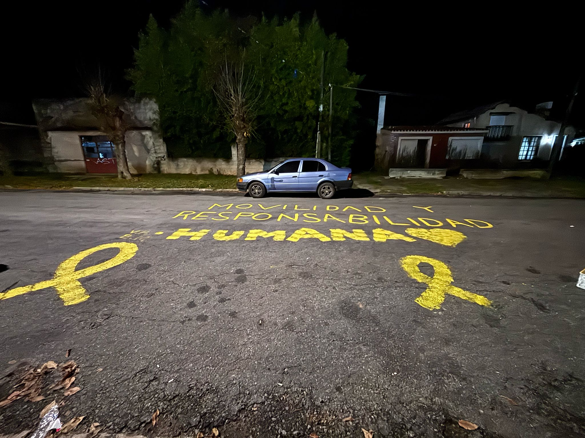 Mensaje de movilidad y responsabilidad humana pintado en la calle durante la campaña conjunta de Cardona y Florencio Sánchez, 2025.