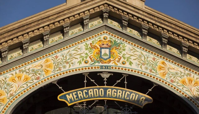 Detalle de la fachada del Mercado Agrícola de Montevideo