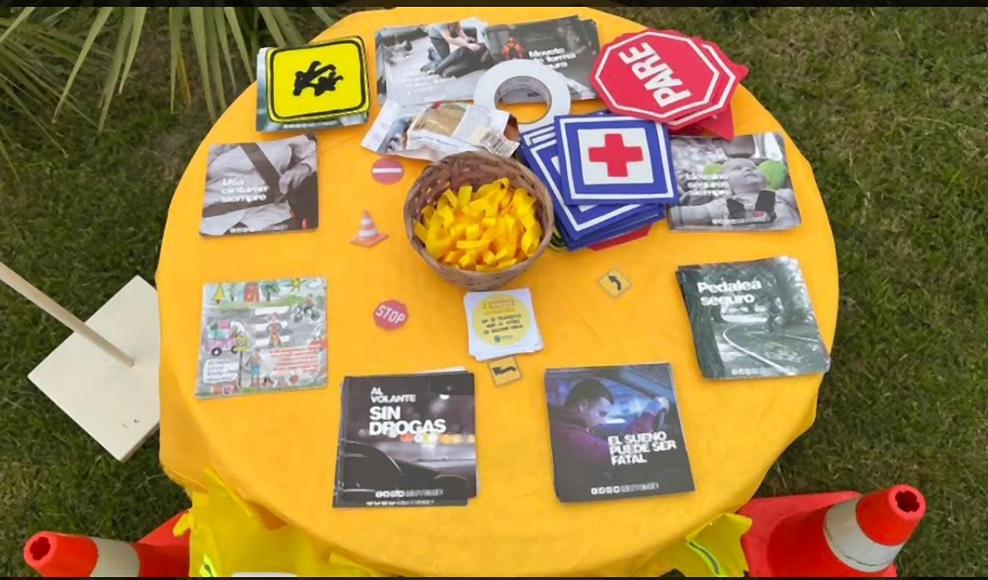 Mesa con material informativo de Mayo Amarillo en Vergara
