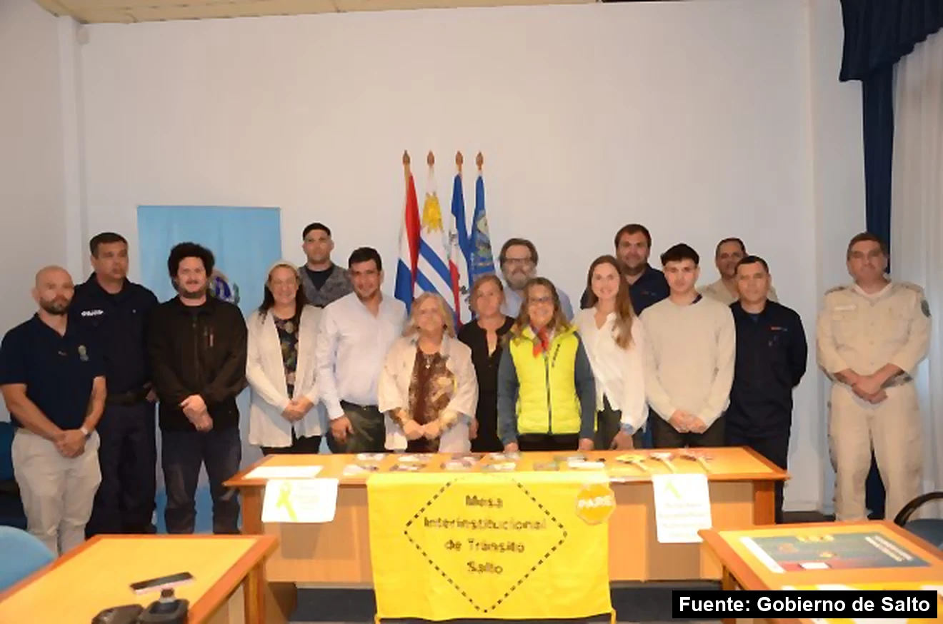 Integrantes de la Mesa Interinstitucional de Tránsito de Salto en una reunión de 2025
