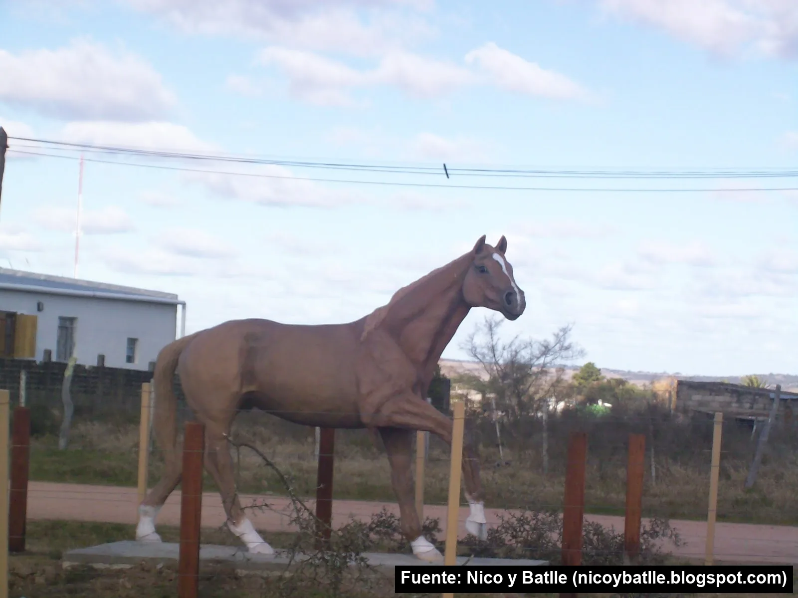 Monumento al caballo Iracundo en José Batlle y Ordóñez, obra de Alberto Panzardi