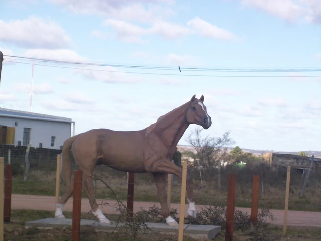 Mayo Amarillo en Lavalleja 3 Monumento al caballo Iracundo en José Batlle y Ordóñez, obra de Alberto Panzardi