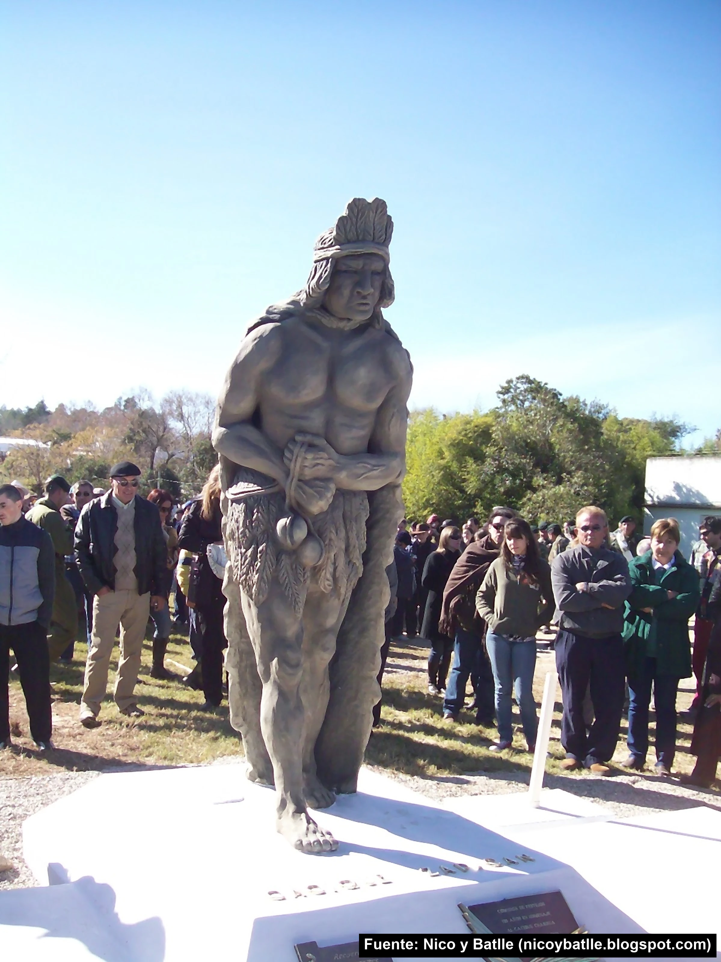 Mayo Amarillo en Zapicán 3 Monumento al cacique Zapicán, obra de Alberto Panzardi, en Zapicán