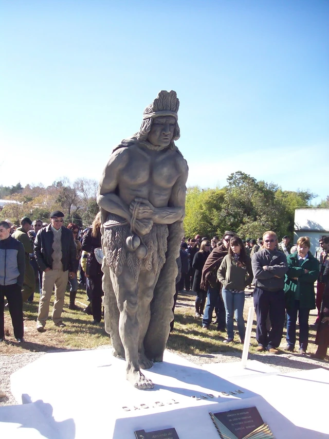 Monumento al cacique Zapicán, obra de Alberto Panzardi, en Zapicán