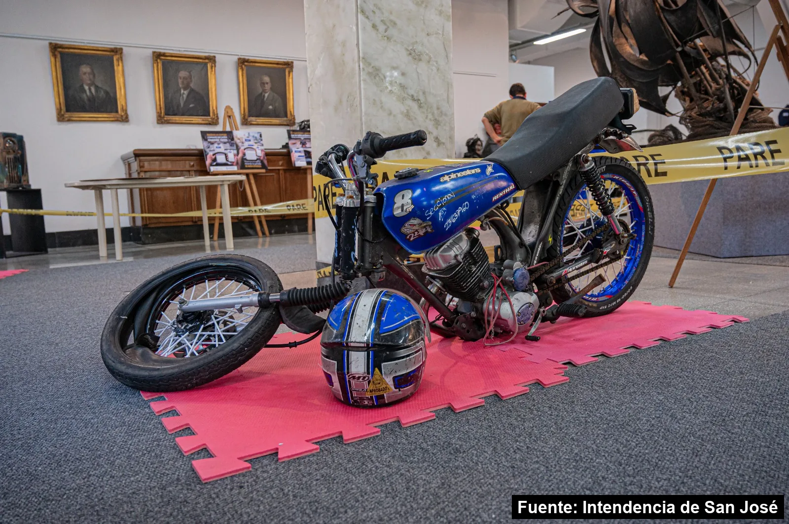 Moto y casco en la muestra Tránsito Visible, mayo de 2026.