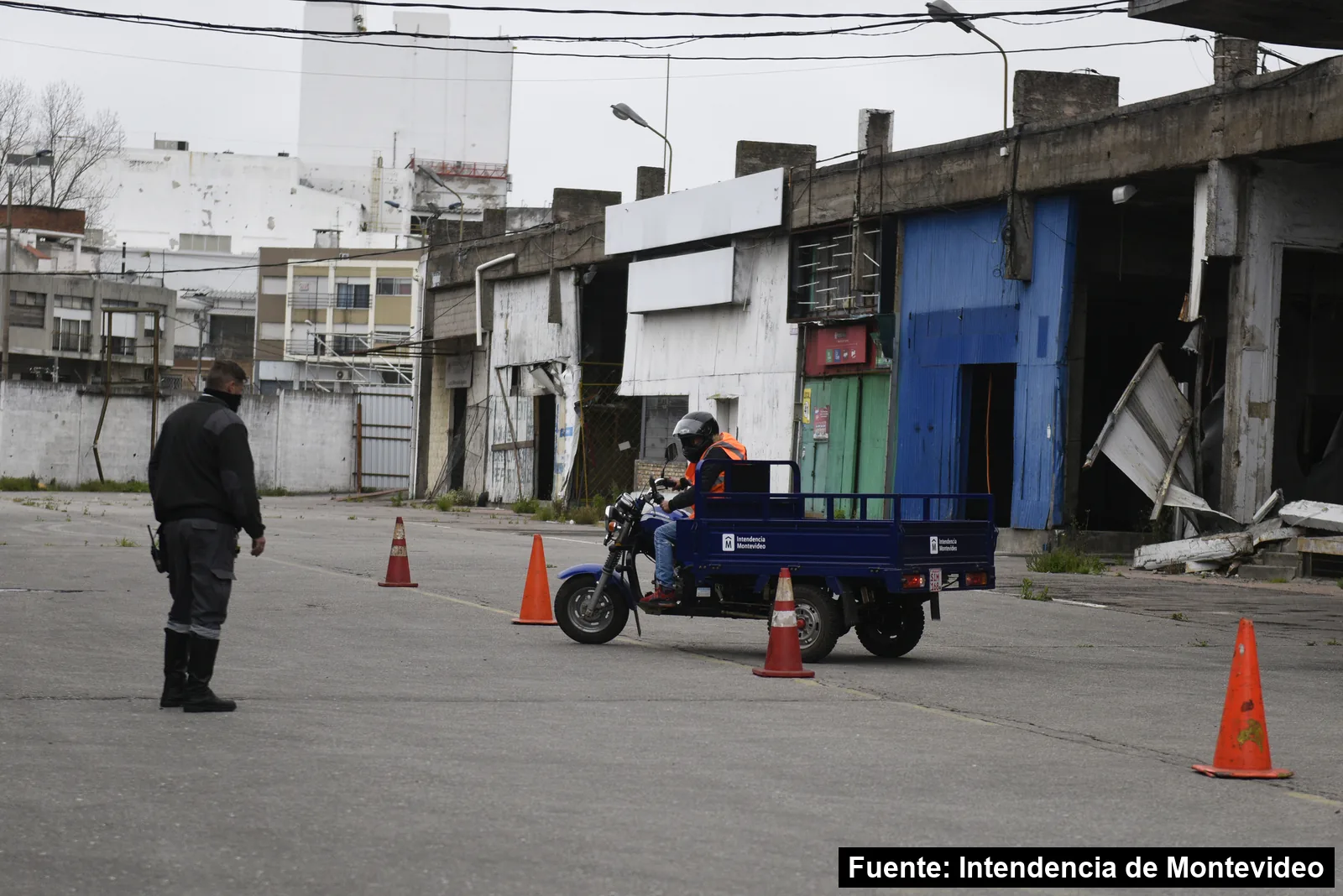 Mayo Amarillo en Montevideo 44 Un trabajador con casco maneja un motocarro de la Intendencia entre conos, observado por un instructor.
