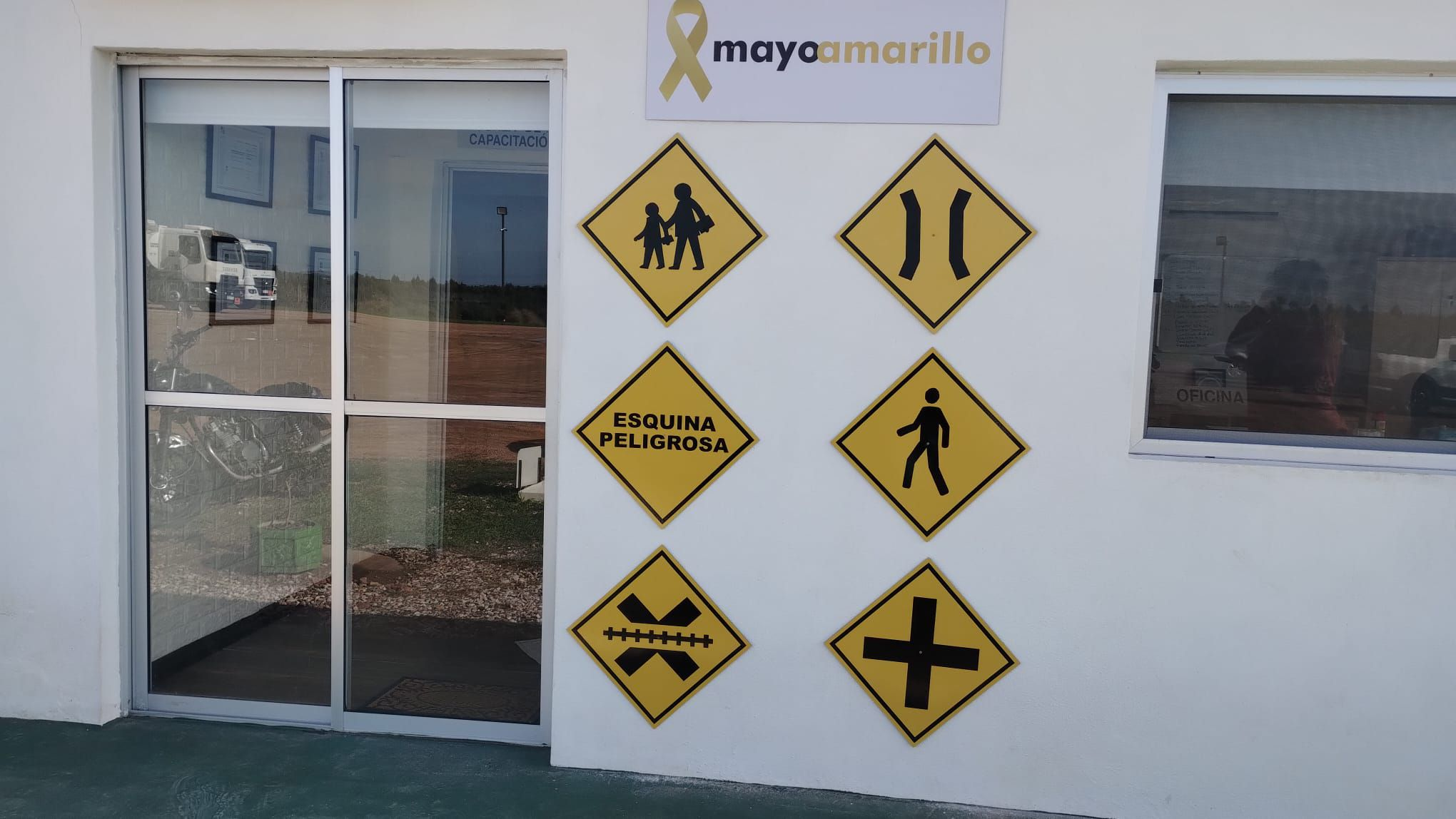 Mayo Amarillo en Montevideo 16 Señales de tránsito amarillas y el logo de Mayo Amarillo en la pared de la sede de Nelson Pereyra Transporte