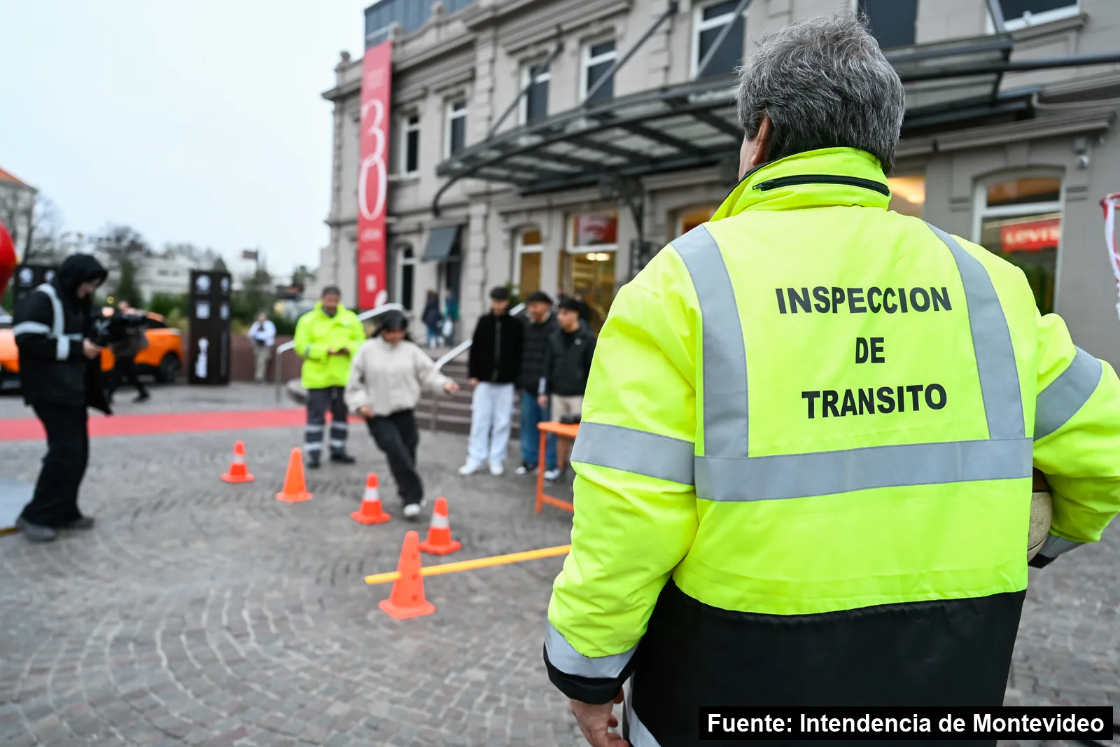 Mayo Amarillo en Montevideo 39 Una joven recorre un circuito de conos con lentes de simulación, guiada por inspectores de tránsito frente al Punta Carretas Shopping.