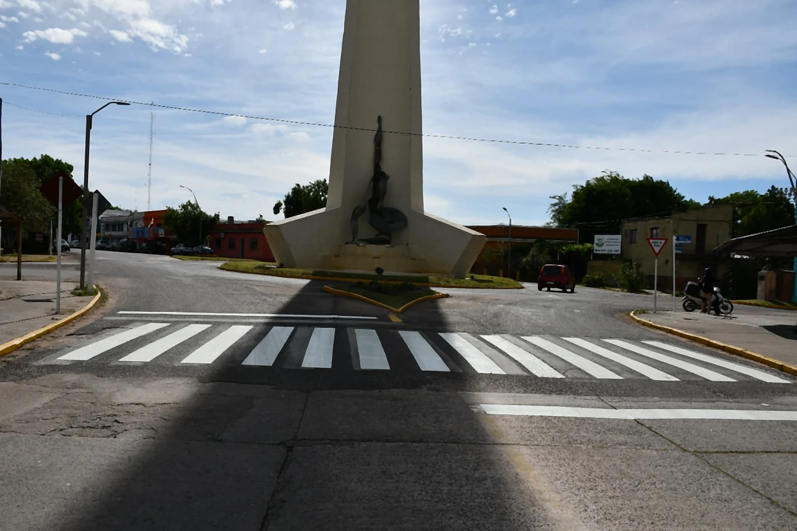 Senda peatonal junto al obelisco de Treinta y Tres