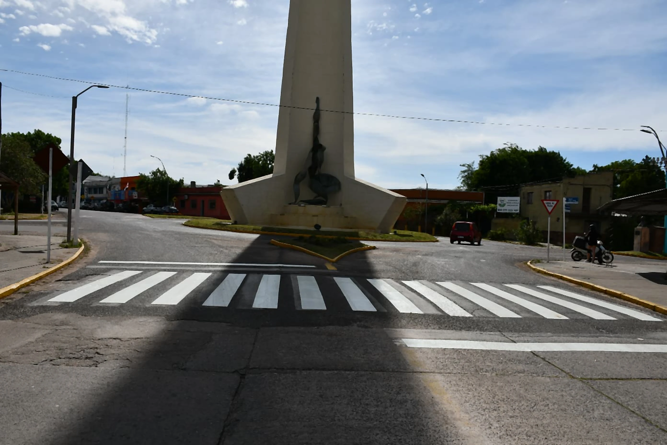 Mayo Amarillo en Treinta y Tres (ciudad) 1 Senda peatonal junto al obelisco de Treinta y Tres