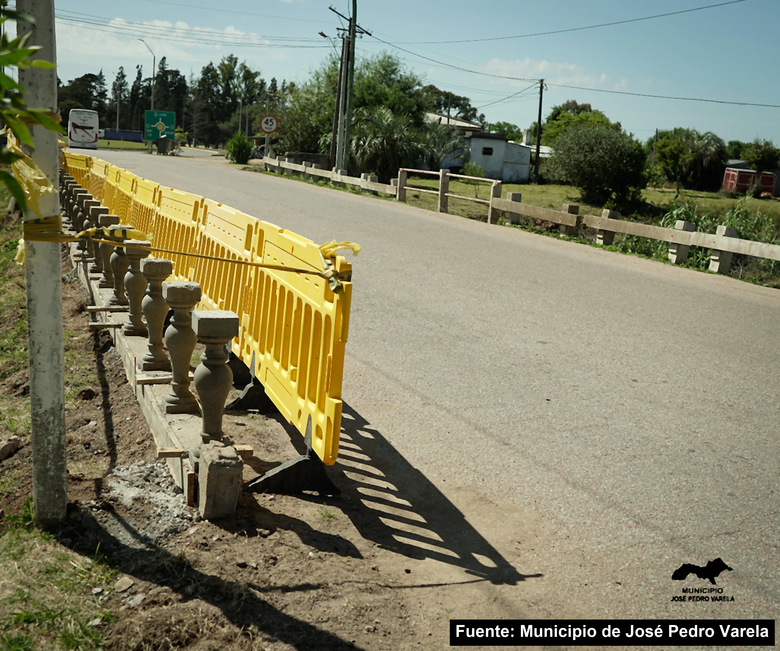 Mayo Amarillo en José Pedro Varela 2 Barandas en obra sobre el túnel ferroviario de acceso a José Pedro Varela, con vallas amarillas junto a la calzada