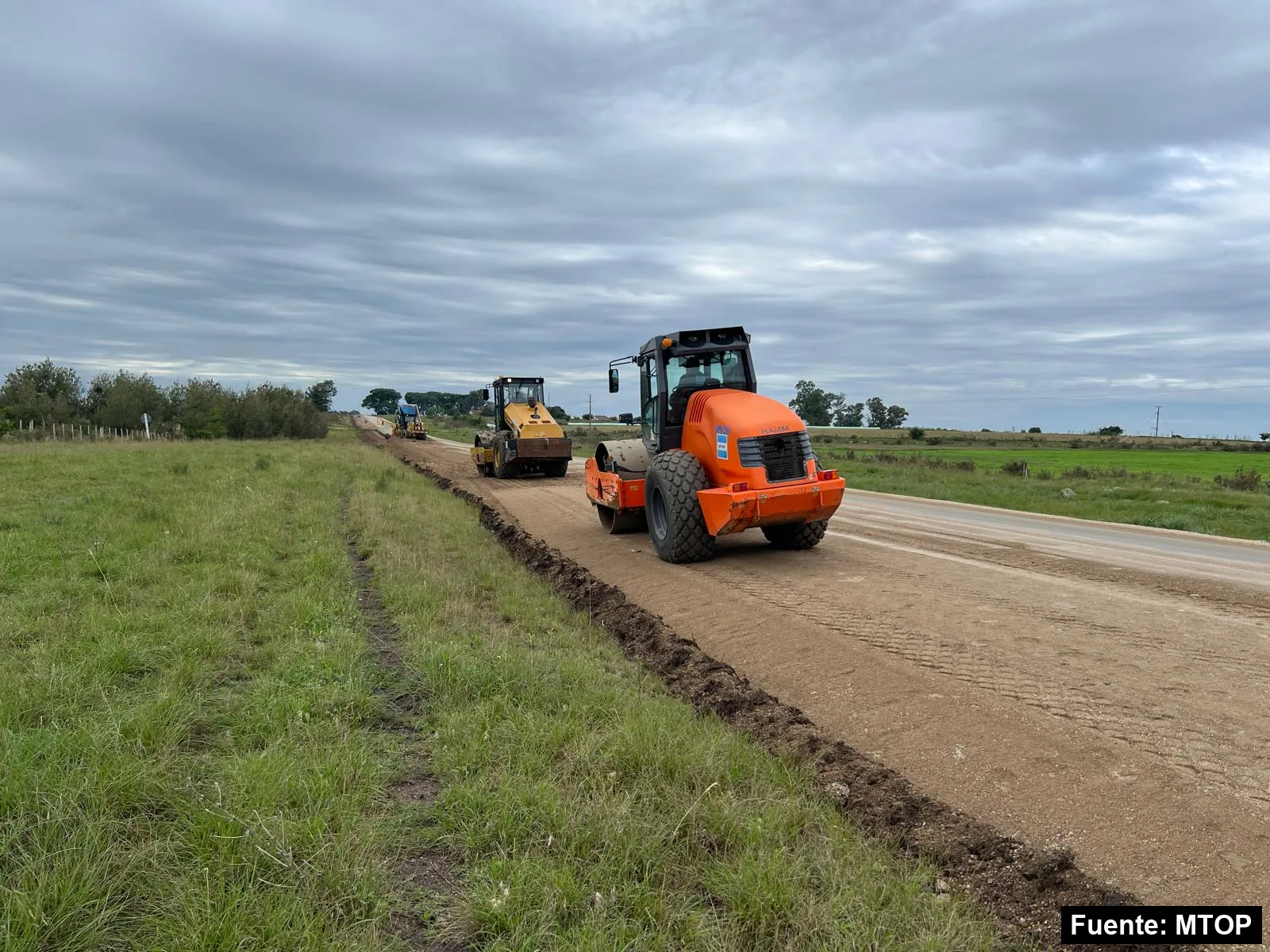 Mayo Amarillo en Tala 2 Máquinas trabajando en la rehabilitación de la ruta 12 entre Tala y San Ramón, julio de 2026
