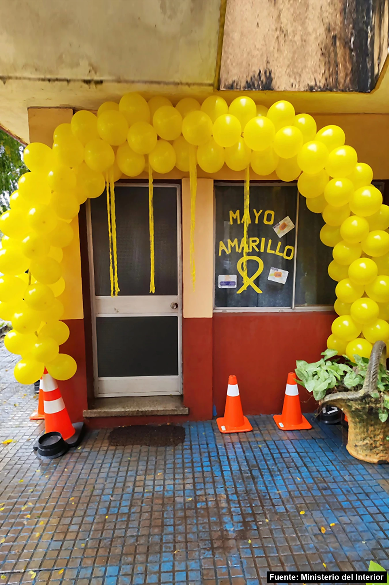 Mayo Amarillo en Artigas 6 Entrada de la Oficina de Policía Comunitaria decorada para Mayo Amarillo
