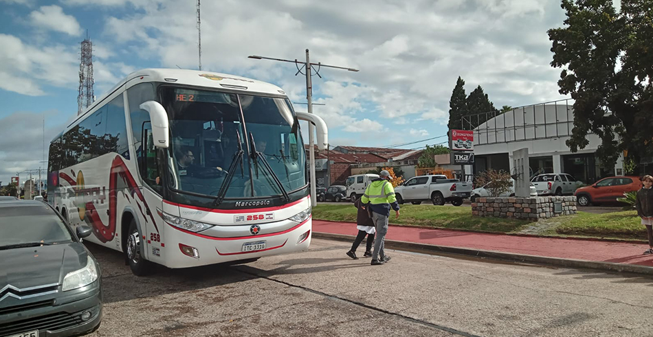 Mayo Amarillo en Paysandú (ciudad) 8 Un inspector junto a un ómnibus durante la entrega de folletos, mayo de 2024